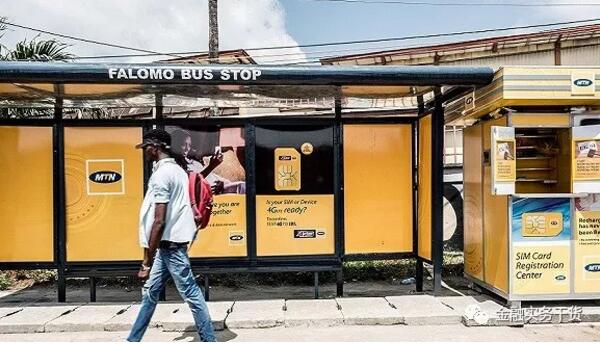 　　因投资者对高收益、风险较大债券的需求依然强劲，尼日利亚宣布发行价值30亿美元的长期国债，这将成为迄今为止非洲国家最大的债券发行规模。  　　据《华尔街日报》报道，30亿美元的政府债券中将包括15亿美元的10年期国债，以及15亿美元的30年期国债。  　　路透社称，10年期国债收益率被定为6.5%，低于最初向市场销售时提出的6.75%;30年期国债收益率被定在7.625%，低于最初向投资者提出的7.875%收益率。  　　本月，随着垃圾债券遭抛售，以及印尼等新兴市场的企业撤回了总价值8亿美元的美元计价债券销售，有分析师质疑，投资者是否依然对新兴市场债券等风险较大的资产有兴趣。  　　投资管理公司M&G Investments的新兴市场债券主管克里谢(Claudia Calich)称，发达市场的投资者仍然热衷购买能提供高收益率的新兴市场债券。  　　“(对新兴市场债券的)需求依然强劲。资金继续流入新兴市场。”她说。  　　克里谢还表示，她买入尼日利亚国债是因为，与本地区内的加蓬和安哥拉相比，尼日利亚的债券定价更具吸引力。  　　尼日利亚议会上周批准了总统布哈里(Muhammadu Buhari)从国际市场筹措55亿美元资金的计划，其中25亿美元将用于该国2017年财政预算，剩下的30亿美元将用于为到期的本币债务进行再融资。  　　今年以来，尼日利亚已经两次通过债券市场筹资。通过发行在2022年和2032年到期的债券，尼日利亚政府筹集了18亿美元资金。克里谢预期，尼日利亚明年将发行更多债券。  　　尼日利亚是非洲最大的经济体，其经济严重依赖石油资源。该国是非洲最大的原油生产国，每天约出口170万桶原油。  　　由于2014年年中以来国际原油价格大幅下跌，再加上国内腐败严重以及政局不稳定，尼日利亚经济遭遇衰退，2016年，其国内生产总值(GDP)萎缩1.6%，为25年来最严重下滑。  　　石油收入减少、经济下滑导致尼日利亚外债剧增。尼日利亚国家统计局9月公布的数据显示，截至今年6月30日，尼日利亚外国债务存量共计达到151亿美元，较2015年初增长约50%。151亿美元外债中，联邦政府债务占比高达74%。政府债务占其GDP的比重已经从2015年的12.1%，上升到2016年的18.6%。  　　不过，随着石油产量增加至去年年初以来最高水平，尼日利亚经济第三季度加速增长。尼日利亚国家统计局周一(11月20日)宣布，今年第三季度，该国GDP同比增长1.4%，接受彭博社调查的13位经济学家预期为同比增长1.5%。此前一个季度，尼日利亚GDP同比增速为0.72%。  　　第三季度，动乱的尼日尔河三角洲地区产油量增加到203万桶/天，武装分子不断攻击该地区的油管。尼日利亚国家统计局的数据显示，原油部门为实际GDP贡献了10%，非石油部门第三季度萎缩0.8%，而此前一个季度为增长0.5%。  　　“虽然最新数据无疑让(尼日利亚)政府松了一口气，但这并不会继续解决主要挑战：它(尼日利亚)依赖石油部门来驱动经济增长。”伦敦咨询公司Teneo Intelligence高级副总裁Manji Cheto说。  　　文章来自：尼日利亚华人网