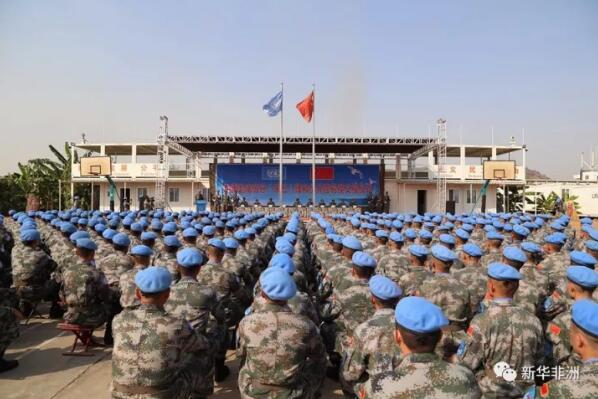 　　当地时间23日下午，中国赴南苏丹(朱巴)维和步兵营在位于南苏丹首都朱巴的联合国营区内举行第三次轮换交接仪式，第四批维和步兵营正式履行联合国赋予的使命任务。  　　    　　第四批维和步兵营营长陈西明(前右二)和第三批维和步兵营教导员王斌完成指挥权交接。新华社发(王岸鸿 摄)  　　交接仪式上，第四批维和步兵营营长陈西明从第三批维和步兵营教导员王斌手中接过营旗和印章，完成指挥权交接。中央军委联合参谋部轮换交接指导组全程指导交接工作，并将随队视察第四批维和步兵营武装护卫、夜间武器禁区巡逻等任务执行情况。  　　    　　第四批维和步兵营营长陈西明致辞。新华社发(王岸鸿 摄)  　　陈西明表示，出国维和是党和国家赋予我们的重大任务，是展示中国军队形象的重要窗口，责任重大，使命光荣。第四批维和步兵营将学习和发扬前三批维和官兵好的经验做法，依法依规行动，全力以赴完成各项维和任务，“将中国蓝盔品牌打造得更加过硬、更加响亮!”  　　   中国赴南苏丹维和步兵营完成第三次轮换交接。新华社发(王岸鸿 摄)  　　连日来，两批维和步兵对车辆装备、武器弹药和医药器械等多项内容进行了交接，并围绕任务区当前安全形势和遂行任务的注意事项等进行交流，确保各项任务无缝对接、全面展开。  　　   中国赴南苏丹维和步兵营完成第三次轮换交接。新华社发(王岸鸿 摄)  　　中国第三批赴南苏丹(朱巴)维和步兵营2016年12月进驻南苏丹任务区，步兵营700名官兵共分成4个梯队，将于11月底前陆续返回国内。今年10月，联南苏团部队总司令弗兰克·卡曼兹授予第三批维和步兵营总司令嘉奖，以表彰他们在维护南苏丹和平事业中作出的贡献。这也是今年以来联南苏团唯一一支荣获总司令嘉奖的维和部队。  　　文章来自：新华非洲