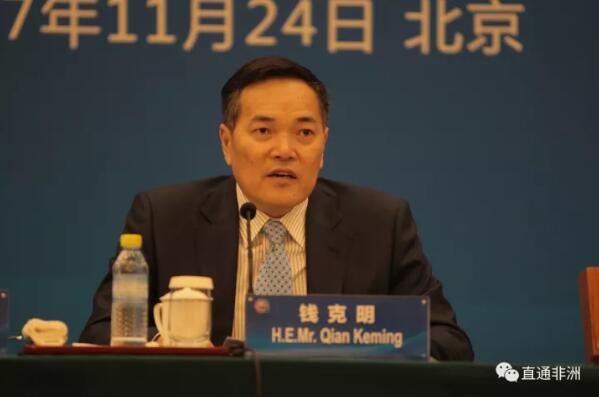 　　2017年11月24日，中非合作论坛第十二届高官会在北京举行。论坛中方后续行动委员会两主席、外交部部长助理陈晓东和商务部副部长钱克明分别出席会议开、闭幕式并致辞。论坛共同主席国南非国际关系与合作部副部长姆费凯托向会议发来书面致辞。会议由论坛中方后续行动委员会秘书长、外交部非洲司司长戴兵和南非政府论坛事务协调高官苏克拉尔副总司长共同主持。来自中国和52个非洲国家、非盟委员会等论坛成员高官和代表、非洲驻华使节以及部分非洲地区组织观察员近300人出席会议。会议听取并审议了中方关于中非合作论坛约翰内斯堡峰会成果落实进展情况的报告，并就2018年新一届论坛会议筹备工作交换了意见。  　　陈晓东部长助理在开幕式致辞中表示，在中非双方共同努力下，中非合作论坛约翰内斯堡峰会成果落实顺利进行，有力促进了非洲自主可持续发展和中非合作转型升级，进一步向国际社会展示了中非合作共赢、共同发展的坚定决心。中国共产党第十九次全国代表大会胜利召开，中国特色社会主义进入新时代，为中非合作带来更大机遇、开辟更广阔前景。中方愿与非方一道，进一步落实好论坛约堡峰会成果，深入发展好中非全面战略合作伙伴关系，携手构建人类命运共同体。  　　    　　姆费凯托副部长在书面致辞中热烈祝贺中共十九大胜利召开，高度评价习近平主席提出的“一带一路”倡议和构建人类命运共同体主张。姆费凯托表示，中非合作论坛已成为南南合作的典范。中国一向高度重视非洲，对非洲的坚定支持从未改变。非方愿同中方密切配合，进一步落实好中非合作论坛约翰内斯堡峰会成果，促进非洲发展。  　　非方与会高官和代表热烈祝贺中共十九大胜利召开和习近平主席再次当选中共中央总书记，积极评价中非关系和中非合作论坛取得的成就。他们一致认为，中国是非洲真正的朋友，长期以来为非洲提供了大量无私帮助。中非合作论坛约翰内斯堡峰会成果得到了高效落实，有力促进了非洲发展和国际对非合作，期待中国发展新时代为非洲发展和中非合作注入更强大动力。非方愿与中方继续密切配合，全面、深入落实好中非合作论坛约翰内斯堡峰会成果，进一步加强双方在农业、产业产能、基础设施建设、贸易投资、人才培训、技术转让、和平与安全等方面的合作，积极参与“一带一路”建设。非方并一致建议将2018年在华举办的中非合作论坛新一届会议升格为峰会，以保持中非全面战略伙伴关系高水平发展。  　　    　　钱克明副部长在闭幕式致辞中表示，习近平主席在论坛约堡峰会上宣布了中非“十大合作计划”和600亿美元资金支持。两年来，在中非双方共同努力下，峰会成果落实率超过2/3，切实惠及论坛所有非方成员。非洲是中国共建“一带一路”的天然和关键伙伴。中方真诚欢迎非洲国家参加明年11月在上海举办的首届中国国际进口博览会，真诚欢迎非洲国家搭乘中国经济发展的“快车”、“便车”，真诚欢迎非洲有优势、有特色、有竞争力的商品和服务进入中国市场。  　　文章来自：外交部网站