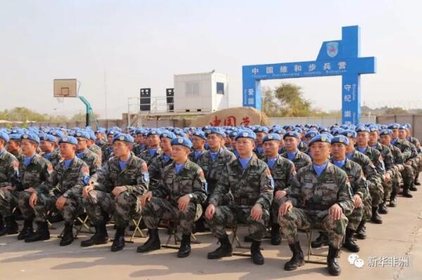 　　当地时间23日下午，中国赴南苏丹(朱巴)维和步兵营在位于南苏丹首都朱巴的联合国营区内举行第三次轮换交接仪式，第四批维和步兵营正式履行联合国赋予的使命任务。  　　    　　第四批维和步兵营营长陈西明(前右二)和第三批维和步兵营教导员王斌完成指挥权交接。新华社发(王岸鸿 摄)  　　交接仪式上，第四批维和步兵营营长陈西明从第三批维和步兵营教导员王斌手中接过营旗和印章，完成指挥权交接。中央军委联合参谋部轮换交接指导组全程指导交接工作，并将随队视察第四批维和步兵营武装护卫、夜间武器禁区巡逻等任务执行情况。  　　    　　第四批维和步兵营营长陈西明致辞。新华社发(王岸鸿 摄)  　　陈西明表示，出国维和是党和国家赋予我们的重大任务，是展示中国军队形象的重要窗口，责任重大，使命光荣。第四批维和步兵营将学习和发扬前三批维和官兵好的经验做法，依法依规行动，全力以赴完成各项维和任务，“将中国蓝盔品牌打造得更加过硬、更加响亮!”  　　   中国赴南苏丹维和步兵营完成第三次轮换交接。新华社发(王岸鸿 摄)  　　连日来，两批维和步兵对车辆装备、武器弹药和医药器械等多项内容进行了交接，并围绕任务区当前安全形势和遂行任务的注意事项等进行交流，确保各项任务无缝对接、全面展开。  　　   中国赴南苏丹维和步兵营完成第三次轮换交接。新华社发(王岸鸿 摄)  　　中国第三批赴南苏丹(朱巴)维和步兵营2016年12月进驻南苏丹任务区，步兵营700名官兵共分成4个梯队，将于11月底前陆续返回国内。今年10月，联南苏团部队总司令弗兰克·卡曼兹授予第三批维和步兵营总司令嘉奖，以表彰他们在维护南苏丹和平事业中作出的贡献。这也是今年以来联南苏团唯一一支荣获总司令嘉奖的维和部队。  　　文章来自：新华非洲
