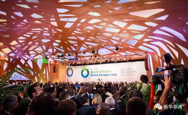　　第五届欧盟-非盟峰会开幕式现场。 新华社记者 吕帅 摄  　　第五届欧盟-非盟峰会29日在科特迪瓦经济首都阿比让开幕。与会各方在两天会议期间将共同探讨青年发展问题，以及如何在管控非法移民、加强地区安全等领域加强合作。  　　    　　德国总理默克尔在开幕式。新华社记者 吕帅 摄  　　本届峰会以“为可持续未来投资青年”为主题。科特迪瓦总统瓦塔拉在开幕式上表示，青年就业困难、恐怖主义和气候变化是欧盟和非盟面临的三个主要挑战。他呼吁欧洲国家向非洲青年敞开大门，为他们赴欧求学提供便利。  　　    　　欧洲理事会主席图斯克出席开幕式。 新华社记者 吕帅 摄  　　欧洲理事会主席图斯克在开幕式上强调，全球秩序正在受到挑战，欧洲和非洲都面临恐怖主义和极端主义的威胁，这些威胁尤其针对青年。  　　非盟委员会主席法基表示，青年是促进经济增长的关键，应在青年教育、就业等方面加大投入。  　　非盟轮值主席、几内亚总统孔戴说，到2050年非洲人口将达到14亿，其中大部分为青年，这一人口红利将成为发展的驱动力。  　　联合国秘书长古特雷斯也出席了开幕式并讲话。他表示，联合国、欧盟和非盟应建立新的合作平台，加强合作，共同打击恐怖主义和跨国犯罪。  　　文章来自：新华非洲