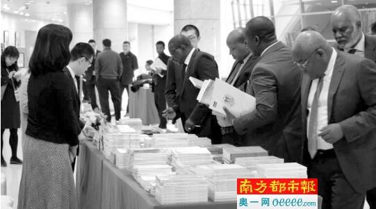 　　第三届中非政党理论研讨会举办期间，中联部展出的外文书籍吸引了众多外宾的关注。主办方供图  　　南都讯 11月29日，第三届中非政党理论研讨会在北京举行。研讨会主题为“构建中非命运共同体：政党的使命和作用”，来自非洲近20个国家的60多名政党代表出席研讨会。  　　中共中央对外联络部部长宋涛在开幕式讲话中表示，中非命运共同体是人类命运共同体的重要组成部分。进入新时代，中国共产党愿继续密切同非洲各国政党关系，努力打造中非命运共同体，深化政治互信，推进务实合作，强化责任担当，携手共建人类命运共同体。  　　与会的非洲政党代表们都不约而同地提到了上个月举办的中国共产党第十九次全国代表大会。向中国共产党学习治国理政经验，从中共发展历程中汲取经验，是他们此行的重要目的之一。  　　埃塞俄比亚人民革命民主阵线副主席、政府副总理德梅克在致辞中表示，他希望从十九大中学习中国共产党制定战略和政策的方法。他相信，中国共产党取得的巨大成就，也必将能推动中埃合作伙伴关系继续前进。  　　南非共产党是一个和中国共产党“同年同月”诞生的政党。该党中央委员、南非国民议会副议长所罗门·雷切萨·策诺利(S o lo mo nLechesaT senoli)表示，南非共产党于今年7月召开了十四次全国代表大会。这个有着30万党员的马克思主义政党，旨在振兴非洲左翼力量。他表示，南非共产党必须加大反腐败力度，确保完成减贫任务，促进社会公平正义，而这些正是可以与中国共产党交流互鉴的。  　　第三届中非政党理论研讨会是由中共中央对外联络部在中国共产党与世界政党高层对话会框架下举办的。这场高层对话会是党的十九大后我国举办的首场主场多边外交活动，是中国共产党首次与全球各类政党举行高层对话，也是出席人数最多的首次全球政党领导人对话会。  　　对于如此重量级的全球政党高层对话会，策诺利充满了期待。他在接受南都记者采访时，用了这样一个比喻：“A fishrots from thehead(鱼总是从头部开始腐烂的)”，他向南都记者解释说，这句话的意思是如果想要改变一个国家，就必须从领导层开始改变，然后再往其他层面推进，否则只能是徒劳。“所以我认为高层对话会在策略上非常必要，同时也充满挑战。”  　　文章来自：南方都市报
