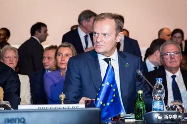 　　第五届欧盟-非盟峰会开幕式现场。 新华社记者 吕帅 摄  　　第五届欧盟-非盟峰会29日在科特迪瓦经济首都阿比让开幕。与会各方在两天会议期间将共同探讨青年发展问题，以及如何在管控非法移民、加强地区安全等领域加强合作。  　　    　　德国总理默克尔在开幕式。新华社记者 吕帅 摄  　　本届峰会以“为可持续未来投资青年”为主题。科特迪瓦总统瓦塔拉在开幕式上表示，青年就业困难、恐怖主义和气候变化是欧盟和非盟面临的三个主要挑战。他呼吁欧洲国家向非洲青年敞开大门，为他们赴欧求学提供便利。  　　    　　欧洲理事会主席图斯克出席开幕式。 新华社记者 吕帅 摄  　　欧洲理事会主席图斯克在开幕式上强调，全球秩序正在受到挑战，欧洲和非洲都面临恐怖主义和极端主义的威胁，这些威胁尤其针对青年。  　　非盟委员会主席法基表示，青年是促进经济增长的关键，应在青年教育、就业等方面加大投入。  　　非盟轮值主席、几内亚总统孔戴说，到2050年非洲人口将达到14亿，其中大部分为青年，这一人口红利将成为发展的驱动力。  　　联合国秘书长古特雷斯也出席了开幕式并讲话。他表示，联合国、欧盟和非盟应建立新的合作平台，加强合作，共同打击恐怖主义和跨国犯罪。  　　文章来自：新华非洲