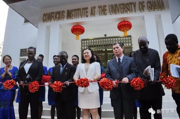 　　29日，加纳大学孔子学院在首都阿克拉举行了示范孔子学院大楼竣工典礼，中国驻加纳大使孙保红、加纳文化部代表、加纳大学校长恩贝内泽尔·奥乌苏、浙江工业大学校长华尔天教授、中资企业商会代表以及加纳大学孔院师生代表数百人参加了活动。  　　    　　到场嘉宾为示范孔院大楼落成剪彩。  　　示范孔院大楼共三层，总面积约1300平米，内部设有办公室、礼堂、教室、语音室、图书馆以及文化中心，将于2018年1月正式启用。孔院大楼的落成不仅有利于孔院更好地开展教学和文化活动工作，也为当地学生提供了更好的汉语学习条件，有利于孔院提高教学质量和文化影响力。  　　    　　中国驻加纳大使孙保红在竣工典礼上致辞。  　　孙保红大使在致辞中向加纳大学孔院表示祝贺。她表示，近年来，加纳的“汉语热”持续升温，这与本地孔子学院的努力密不可分。同时她也表示大使馆将全力以赴，支持加纳大学孔院的建设和发展，“孔子学院是中加文化交流的桥梁，  　　也是中加两国深化友谊与合作的重要窗口。”  　　加纳大学孔院中方院长梅美莲宣读了国家汉办/孔子学院总部发来的贺信。总部指出加纳大学孔院运行3年多来，不断进步、不断创新，取得了骄人的成绩，并衷心祝愿加纳大学孔院一帆风顺。  　　加纳大学校长恩贝内泽尔·奥乌苏代表加纳大学对国家汉办/孔子学院总部和浙江工业大学为孔院所作的一切表示感谢，“有了新的教学楼后，不但可以为学生提供更好的学习条件，还可以举办多种中国文化体验活动。”  　　在大楼的建设过程中，加纳各中资企业对加纳大学孔子学院进行了捐赠和持，在典礼上，加纳大学孔子学院向这些捐赠企业颁发锦旗，表达谢意。  　　    　　加纳大学孔院教学点学生在典礼现场表演。  　　仪式中穿插了孔院学生带来的精彩节目表演，赢得了观众的阵阵掌声。伴随着中国传统舞龙舞狮的精彩表演，孙保红、恩贝内泽尔·奥乌苏、梅美莲、华尔天等共同为示范孔院大楼落成剪彩并为示范孔院大楼揭牌，最后，他们以加纳的传统方式——植树表达了对孔院的美好寄托。  　　典礼后，现场观众们参观了位于大楼三层的文化中心，展出有中国的民族服装、传统兵器、十二生肖剪纸、茶艺、香道、乐器、象棋等，令观众们目不暇接，纷纷体验。  　　加纳大学孔子学院于2014年4月开始运行，目前在加纳共有9个教学点，在册学生人数达到3000余人。3年多来，孔院先后派送了120多名留学生去中国学习汉语，并向加纳中资企业输入了大量的优秀毕业生。除了汉语教学外，孔院还积极参与和举办各类中国文化活动，受到了社会各界的广泛关注。  　　文章来自：新华非洲