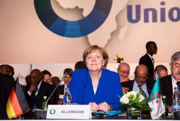 　　第五届欧盟-非盟峰会开幕式现场。 新华社记者 吕帅 摄  　　第五届欧盟-非盟峰会29日在科特迪瓦经济首都阿比让开幕。与会各方在两天会议期间将共同探讨青年发展问题，以及如何在管控非法移民、加强地区安全等领域加强合作。  　　    　　德国总理默克尔在开幕式。新华社记者 吕帅 摄  　　本届峰会以“为可持续未来投资青年”为主题。科特迪瓦总统瓦塔拉在开幕式上表示，青年就业困难、恐怖主义和气候变化是欧盟和非盟面临的三个主要挑战。他呼吁欧洲国家向非洲青年敞开大门，为他们赴欧求学提供便利。  　　    　　欧洲理事会主席图斯克出席开幕式。 新华社记者 吕帅 摄  　　欧洲理事会主席图斯克在开幕式上强调，全球秩序正在受到挑战，欧洲和非洲都面临恐怖主义和极端主义的威胁，这些威胁尤其针对青年。  　　非盟委员会主席法基表示，青年是促进经济增长的关键，应在青年教育、就业等方面加大投入。  　　非盟轮值主席、几内亚总统孔戴说，到2050年非洲人口将达到14亿，其中大部分为青年，这一人口红利将成为发展的驱动力。  　　联合国秘书长古特雷斯也出席了开幕式并讲话。他表示，联合国、欧盟和非盟应建立新的合作平台，加强合作，共同打击恐怖主义和跨国犯罪。  　　文章来自：新华非洲