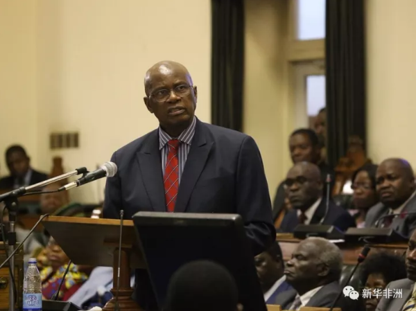 　　津巴布韦财政部长帕特里克·奇纳马萨7日在向议会作2018年财政预算报告时表示，该国将对本土化法律进行修改，以促进外国投资流入。  　　奇纳马萨说，津政府将对有争议的本土化和经济授权法案进行审查和修改，以确保“本地人占股需超过51%”的门槛只适用于铂金和钻石矿开采企业，其他所有类型的企业不再需要满足这一要求。  　　    　　12月7日，津巴布韦财政部长奇纳马萨在议会作2018年财政预算报告。新华社发(肖恩·朱萨摄)  　　“对这一法律进行审查和修改的目的是重新点燃外国投资者对津巴布韦经济的信心，以促进外国投资流入，这对于津巴布韦促进经济发展和改善就业是急需的。”奇纳马萨说。  　　津巴布韦议会2007年通过本土化和经济授权法案，要求在津资产超过50万美元、由外资或津籍白人控股的企业，必须逐步让土生土长的当地人占有主要股份(51%)。但多年来，因为不同政府部门对是否强制企业将51%股份出售给本国人持不同意见，股份转让进程缓慢。  　　本土化法律出台以来饱受争议。批评者称本土化使投资者望而却步，让津经济雪上加霜;但津一些政府高层官员认为，只有这样才能保证本地人从本国资源开发中受益。  　　2016年4月，时任总统罗伯特·穆加贝表示，仅新入市的矿产采掘企业，在当地成立合资公司时，必须严格地按照津本国人持股51%的比例进行本土化;至于已在津运营的采掘企业，若在股权分配上没有达到这一标准，只需保证企业采掘资源价值的75%以工资、福利、税收等多种形式留存本地，便可继续经营。制造业、电信、能源和银行业将由政府相关主管部门决定是否实施本土化。  　　在宣读财政预算报告时，奇纳马萨说，得益于农业、采矿业和能源业的良好表现，预计津巴布韦经济今年将增长3.7%，2018年则有望增长4.5%。根据世界银行报告，津经济2016年仅增长0.4%，为2009年以来的新低。  　　奇纳马萨还提出了一系列削减财政支持的改革举措：如强制65岁以上公务员退休、裁减政府中的3000余名冗员、精简驻外机构、将常年亏损的部分国有企业私有化等。  　　文章来自：新华非洲