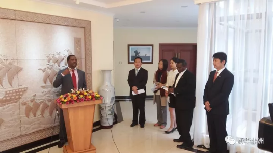 　　中国驻肯尼亚大使馆经济商务参赞处8日下午举行新闻发布会，经济商务参赞郭策向在场的20余名中肯两国记者宣布，2017中国非洲产能合作展览会将于12月13日至16日在肯尼亚首都内罗毕肯雅塔国际会议中心举办。  　　郭策说，这一活动不仅为那些计划到非洲寻找商机的大中型中国企业提供平台，也将为非洲的参与者提供一个扩大其商业网络和建立联系的机会。  　　    　　郭策在向肯方嘉宾和媒体介绍中肯交往史。新华社记者 王小鹏摄  　　他说，近年来中肯两国经贸合作快速发展，中国是肯尼亚的第一大贸易伙伴、第一大工程承包商来源国、第一大贷款提供国。在“构建人类命运共同体”的理念下，中国将与世界各地的朋友加强互利合作，实现共同发展。肯尼亚无疑是其中之一。  　　郭策说，中国和肯尼亚拥有共同的未来，肯尼亚自然资源和人力资源丰富，目前正在推进工业化，而中国经过30多年的改革开放，拥有帮助肯尼亚实现可持续发展的技术、装备和资本等条件。  　　据了解，中资企业在肯经商的同时，积极履行社会责任，惠及当地社会。据肯中经贸协会提供的数据，截至2016年12月，该协会70余家会员企业为当地提供了超过4.2万个工作机会。另有报告指出，在肯中资企业超过390家。在外资企业当中，来自中国的企业创造了最多的就业机会。  　　    　　郭策在发布会上发言。新华社记者 王小鹏摄  　　郭策指出，首届“中国国际进口博览会”将于2018年11月5至10日在上海举行，预计未来将有100多个国家和地区的企业参加。进口博览会的举办是落实中国新一轮高水平对外开放的举措，也是中国主动向世界开放市场的行动。中国欢迎肯尼亚政府官员、企业家和展会机构参加博览会，开拓中国市场。  　　北京华港展览有限公司、中展海外展览有限公司代表以及肯尼亚投资局局长摩西·伊基亚拉等肯方嘉宾也出席了发布会。伊基亚拉表示，他期待通过参与博览会，各方能够在贸易和投资等方面取得实实在在的成果。  　　    　　肯尼亚投资局局长伊基亚拉在会上发言。新华社记者 王小鹏摄  　　据了解，本次中国非洲产能合作展览会由中国贸促会联合中非发展基金、肯尼亚投资局、肯尼亚国家工商会共同主办，中国国际展览中心集团公司承办。目前，展会已得到各方的积极响应，主办方预计在4天时间里将有来自非洲多个国家的3000多名专业观众参观展览和参与交流活动。  　　中国贸促会发布的数据显示，2017年1至6月，中非贸易额约853亿美元，同比增长19%。中国企业对非洲非金融类直接投资流量16亿美元，同比增长22%。这是中国贸促会首次在非洲举办产能合作展览会，旨在落实中非“十大合作计划”和“一带一路”国际合作高峰论坛成果、推进国际产能和装备制造合作。  　　    　　郭策与参与发布会的中肯嘉宾合影。新华社记者 王小鹏摄  　　据贸促会介绍，将有来自18个省区市的近60家企业参与此次展览。包括国家电网、中国交通建设集团、中国电信、中核集团、国家开发银行等多家中国500强企业，以及众多看好非洲市场、有意投资非洲开展产能合作、积极参与“一带一路”建设的中小民营企业。  　　此外，由中国投资、建设并运营，被誉为“友谊合作之路”和“繁荣发展之路”的蒙内铁路等一系列示范性项目，也将在展会上集中亮相。  　　展会期间，中国贸促会还将与肯尼亚、莫桑比克、埃塞俄比亚等国贸易促进和投资促进机构签署合作谅解备忘录，共同促进中非各国经贸关系发展。肯尼亚驻华大使馆大使迈克尔·金扬久伊此前曾表示表示，这次展会旨在邀请超过30个非洲国家的企业代表参观，将提供一个高质量、有效率的平台，并搭建一个中非产能合作的桥梁。  　　文章来自：新华非洲