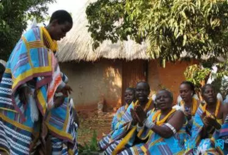 　　众所周知，非洲有很多的部落，当然也有他们的文化，那些是他们的文明，有些还有传统文化，看看十大非洲部落，他们都是最有文化的。  　　10.查加族  　　    　　查加族位于坦桑尼亚，生活在乞力马扎罗山和默鲁山，有着丰富多彩的传统活动，他们早期信奉基督教，是十大非洲部落之一。  　　9.斯瓦蒂族  　　斯瓦蒂族是南非最受欢迎的部落之一，有着丰富的文化，多彩的传统服饰展现出来，他们也相信巫术、传统治疗，而且由母性领导的部落，是十大非洲部落之一。  　　8.奥罗莫族  　　奥罗莫部落来自埃塞俄比亚，这里有不同的宗教节日，大多数都是基督教徒。奥罗莫族占了埃塞俄比亚人口的35%，它们也庆祝圣诞节，是十大非洲部落之一。  　　7.文达族  　　    　　文达族的文化是在非洲中部，文达族人不吃猪肉，这里的水被当作神圣之物，他们会建造古老而神圣的神庙，是十大非洲部落之一。  　　6.辛巴部落  　　辛巴部落来自于纳米比亚北部，他们的文化是用红粘土和黄油来画他们的身体，火也被他们认为是神圣的，是十大非洲部落之一。  　　5.Pedi族  　　最有艺术特质，从他们粉刷自己房子，Pedi族位于在南非和莱索托等地，而且大多数文化也是很特殊，是十大非洲部落之一。  　　4.Mbororo  　　    　　Mbororo部落来自乍得，而且这个部落有丰富的文化节日，色彩缤纷，是非洲最受欢迎的节日之一，是十大非洲部落之一。  　　3.圣布须曼人  　　    　　圣布须曼人生活在南非博茨瓦纳，这些部落成员戴着腰布，制作动物陷阱捕捉猎物，而且有着丰富的文化，是十大非洲部落之一。  　　2.Maasi  　　    　　马西斯在肯尼亚，有着丰富的文化，不过它们很可怕，是肉食者，喝生的动物血，是十大非洲部落之一。  　　1.祖鲁族  　　    　　南非的祖鲁族是非洲的一个民族，起源于刚果，由于很少与我们接触，他们的文化只是内部交流，是非洲最大的的部落，人口为1100万人，是十大非洲部落之一。  　　文章来自：一点排行网