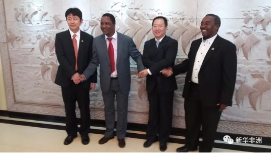 　　中国驻肯尼亚大使馆经济商务参赞处8日下午举行新闻发布会，经济商务参赞郭策向在场的20余名中肯两国记者宣布，2017中国非洲产能合作展览会将于12月13日至16日在肯尼亚首都内罗毕肯雅塔国际会议中心举办。  　　郭策说，这一活动不仅为那些计划到非洲寻找商机的大中型中国企业提供平台，也将为非洲的参与者提供一个扩大其商业网络和建立联系的机会。  　　    　　郭策在向肯方嘉宾和媒体介绍中肯交往史。新华社记者 王小鹏摄  　　他说，近年来中肯两国经贸合作快速发展，中国是肯尼亚的第一大贸易伙伴、第一大工程承包商来源国、第一大贷款提供国。在“构建人类命运共同体”的理念下，中国将与世界各地的朋友加强互利合作，实现共同发展。肯尼亚无疑是其中之一。  　　郭策说，中国和肯尼亚拥有共同的未来，肯尼亚自然资源和人力资源丰富，目前正在推进工业化，而中国经过30多年的改革开放，拥有帮助肯尼亚实现可持续发展的技术、装备和资本等条件。  　　据了解，中资企业在肯经商的同时，积极履行社会责任，惠及当地社会。据肯中经贸协会提供的数据，截至2016年12月，该协会70余家会员企业为当地提供了超过4.2万个工作机会。另有报告指出，在肯中资企业超过390家。在外资企业当中，来自中国的企业创造了最多的就业机会。  　　    　　郭策在发布会上发言。新华社记者 王小鹏摄  　　郭策指出，首届“中国国际进口博览会”将于2018年11月5至10日在上海举行，预计未来将有100多个国家和地区的企业参加。进口博览会的举办是落实中国新一轮高水平对外开放的举措，也是中国主动向世界开放市场的行动。中国欢迎肯尼亚政府官员、企业家和展会机构参加博览会，开拓中国市场。  　　北京华港展览有限公司、中展海外展览有限公司代表以及肯尼亚投资局局长摩西·伊基亚拉等肯方嘉宾也出席了发布会。伊基亚拉表示，他期待通过参与博览会，各方能够在贸易和投资等方面取得实实在在的成果。  　　    　　肯尼亚投资局局长伊基亚拉在会上发言。新华社记者 王小鹏摄  　　据了解，本次中国非洲产能合作展览会由中国贸促会联合中非发展基金、肯尼亚投资局、肯尼亚国家工商会共同主办，中国国际展览中心集团公司承办。目前，展会已得到各方的积极响应，主办方预计在4天时间里将有来自非洲多个国家的3000多名专业观众参观展览和参与交流活动。  　　中国贸促会发布的数据显示，2017年1至6月，中非贸易额约853亿美元，同比增长19%。中国企业对非洲非金融类直接投资流量16亿美元，同比增长22%。这是中国贸促会首次在非洲举办产能合作展览会，旨在落实中非“十大合作计划”和“一带一路”国际合作高峰论坛成果、推进国际产能和装备制造合作。  　　    　　郭策与参与发布会的中肯嘉宾合影。新华社记者 王小鹏摄  　　据贸促会介绍，将有来自18个省区市的近60家企业参与此次展览。包括国家电网、中国交通建设集团、中国电信、中核集团、国家开发银行等多家中国500强企业，以及众多看好非洲市场、有意投资非洲开展产能合作、积极参与“一带一路”建设的中小民营企业。  　　此外，由中国投资、建设并运营，被誉为“友谊合作之路”和“繁荣发展之路”的蒙内铁路等一系列示范性项目，也将在展会上集中亮相。  　　展会期间，中国贸促会还将与肯尼亚、莫桑比克、埃塞俄比亚等国贸易促进和投资促进机构签署合作谅解备忘录，共同促进中非各国经贸关系发展。肯尼亚驻华大使馆大使迈克尔·金扬久伊此前曾表示表示，这次展会旨在邀请超过30个非洲国家的企业代表参观，将提供一个高质量、有效率的平台，并搭建一个中非产能合作的桥梁。  　　文章来自：新华非洲