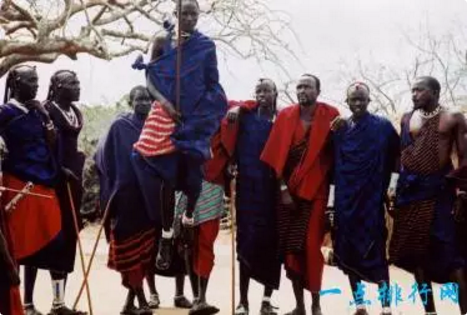 　　众所周知，非洲有很多的部落，当然也有他们的文化，那些是他们的文明，有些还有传统文化，看看十大非洲部落，他们都是最有文化的。  　　10.查加族  　　    　　查加族位于坦桑尼亚，生活在乞力马扎罗山和默鲁山，有着丰富多彩的传统活动，他们早期信奉基督教，是十大非洲部落之一。  　　9.斯瓦蒂族  　　斯瓦蒂族是南非最受欢迎的部落之一，有着丰富的文化，多彩的传统服饰展现出来，他们也相信巫术、传统治疗，而且由母性领导的部落，是十大非洲部落之一。  　　8.奥罗莫族  　　奥罗莫部落来自埃塞俄比亚，这里有不同的宗教节日，大多数都是基督教徒。奥罗莫族占了埃塞俄比亚人口的35%，它们也庆祝圣诞节，是十大非洲部落之一。  　　7.文达族  　　    　　文达族的文化是在非洲中部，文达族人不吃猪肉，这里的水被当作神圣之物，他们会建造古老而神圣的神庙，是十大非洲部落之一。  　　6.辛巴部落  　　辛巴部落来自于纳米比亚北部，他们的文化是用红粘土和黄油来画他们的身体，火也被他们认为是神圣的，是十大非洲部落之一。  　　5.Pedi族  　　最有艺术特质，从他们粉刷自己房子，Pedi族位于在南非和莱索托等地，而且大多数文化也是很特殊，是十大非洲部落之一。  　　4.Mbororo  　　    　　Mbororo部落来自乍得，而且这个部落有丰富的文化节日，色彩缤纷，是非洲最受欢迎的节日之一，是十大非洲部落之一。  　　3.圣布须曼人  　　    　　圣布须曼人生活在南非博茨瓦纳，这些部落成员戴着腰布，制作动物陷阱捕捉猎物，而且有着丰富的文化，是十大非洲部落之一。  　　2.Maasi  　　    　　马西斯在肯尼亚，有着丰富的文化，不过它们很可怕，是肉食者，喝生的动物血，是十大非洲部落之一。  　　1.祖鲁族  　　    　　南非的祖鲁族是非洲的一个民族，起源于刚果，由于很少与我们接触，他们的文化只是内部交流，是非洲最大的的部落，人口为1100万人，是十大非洲部落之一。  　　文章来自：一点排行网