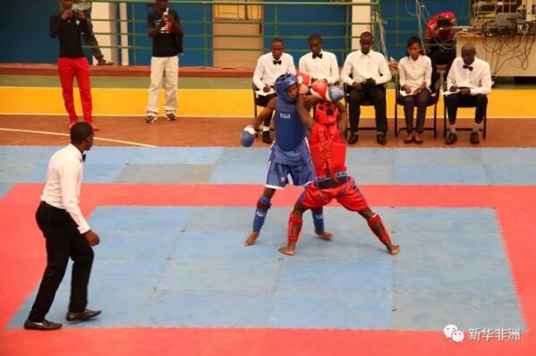 　　谁说武林中人只能是成人?卢旺达就有一批武林宝宝。  　　卢旺达全国功夫锦标赛总决赛10日在卢旺达首都基加利举行，120多名从选拔赛中胜出的选手在总决赛中决出赛事全部项目冠军。参赛选手既有成人也有儿童，年龄最小的仅4岁。  　　    　　卢旺达儿童在卢旺达全国功夫锦标赛总决赛参加武术套路比赛。新华社发(加布里埃尔·杜萨贝摄)  　　    　　卢旺达儿童在卢旺达全国功夫锦标赛总决赛参加武术套路比赛。新华社发(加布里埃尔·杜萨贝摄)  　　本次锦标赛由卢旺达功夫武术联合会和卢旺达大学教育学院孔子学院联合主办的，比赛获得中国驻卢旺达大使馆和卢旺达中资企业商会支持。锦标赛分为省级选拔赛和总决赛两个阶段，从11月12日起，来自卢旺达全国的200多名选手经过近一个月的省级选拔赛比试后，优胜者进入总决赛。  　　    　　卢旺达儿童在卢旺达全国功夫锦标赛总决赛参加武术套路比赛。新华社发(加布里埃尔·杜萨贝摄)  　　选手们在总决赛上竞争多个武术套路项目和不同重量级散打比赛的冠军。参加武术套路比赛的选手在观众和裁判员的注视下轮流展示五步拳、长拳、南拳、棍术、刀术和枪术等武术套路。散打比赛两两分组，参赛选手进行直接对抗。  　　    　　中国驻卢旺达大使饶宏伟在总决赛上致辞。新华社记者 吕天然摄  　　中国驻卢旺达大使饶宏伟在总决赛致辞中说，中国驻卢旺达大使馆每年都和卢旺达中国功夫爱好者一同推动中国功夫在卢旺达发展。文化交流和民间交流是中卢关系不可忽视的一部分，中国功夫是联系两国人民的重要文化桥梁。在中国功夫或其他方面取得成功，需要意志力，并不懈坚持，他希望卢旺达人通过学习中国功夫，不仅掌握防身技巧，改善健康，也能了解中国功夫的核心价值：勤奋、执着、勇气和正直。  　　    　　卢旺达儿童在卢旺达全国功夫锦标赛总决赛参加武术套路比赛。新华社发(加布里埃尔·杜萨贝摄)  　　    　　两名卢旺达选手在总决赛上参加散打比赛。新华社记者 吕天然摄  　　卢旺达国家奥林匹克和体育委员会主席乌维拉吉耶说，卢旺达人都知道中国为卢旺达的基础设施、医疗和教育等多个领域提供支持，其实中国也支持卢旺达体育事业。因为有中国大使馆的支持，卢旺达观众们才能欣赏到这样高水平的中国功夫。  　　文章来自：新华非洲