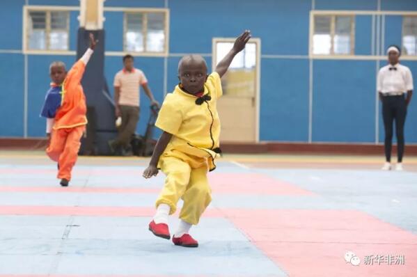 　　谁说武林中人只能是成人?卢旺达就有一批武林宝宝。  　　卢旺达全国功夫锦标赛总决赛10日在卢旺达首都基加利举行，120多名从选拔赛中胜出的选手在总决赛中决出赛事全部项目冠军。参赛选手既有成人也有儿童，年龄最小的仅4岁。  　　    　　卢旺达儿童在卢旺达全国功夫锦标赛总决赛参加武术套路比赛。新华社发(加布里埃尔·杜萨贝摄)  　　    　　卢旺达儿童在卢旺达全国功夫锦标赛总决赛参加武术套路比赛。新华社发(加布里埃尔·杜萨贝摄)  　　本次锦标赛由卢旺达功夫武术联合会和卢旺达大学教育学院孔子学院联合主办的，比赛获得中国驻卢旺达大使馆和卢旺达中资企业商会支持。锦标赛分为省级选拔赛和总决赛两个阶段，从11月12日起，来自卢旺达全国的200多名选手经过近一个月的省级选拔赛比试后，优胜者进入总决赛。  　　    　　卢旺达儿童在卢旺达全国功夫锦标赛总决赛参加武术套路比赛。新华社发(加布里埃尔·杜萨贝摄)  　　选手们在总决赛上竞争多个武术套路项目和不同重量级散打比赛的冠军。参加武术套路比赛的选手在观众和裁判员的注视下轮流展示五步拳、长拳、南拳、棍术、刀术和枪术等武术套路。散打比赛两两分组，参赛选手进行直接对抗。  　　    　　中国驻卢旺达大使饶宏伟在总决赛上致辞。新华社记者 吕天然摄  　　中国驻卢旺达大使饶宏伟在总决赛致辞中说，中国驻卢旺达大使馆每年都和卢旺达中国功夫爱好者一同推动中国功夫在卢旺达发展。文化交流和民间交流是中卢关系不可忽视的一部分，中国功夫是联系两国人民的重要文化桥梁。在中国功夫或其他方面取得成功，需要意志力，并不懈坚持，他希望卢旺达人通过学习中国功夫，不仅掌握防身技巧，改善健康，也能了解中国功夫的核心价值：勤奋、执着、勇气和正直。  　　    　　卢旺达儿童在卢旺达全国功夫锦标赛总决赛参加武术套路比赛。新华社发(加布里埃尔·杜萨贝摄)  　　    　　两名卢旺达选手在总决赛上参加散打比赛。新华社记者 吕天然摄  　　卢旺达国家奥林匹克和体育委员会主席乌维拉吉耶说，卢旺达人都知道中国为卢旺达的基础设施、医疗和教育等多个领域提供支持，其实中国也支持卢旺达体育事业。因为有中国大使馆的支持，卢旺达观众们才能欣赏到这样高水平的中国功夫。  　　文章来自：新华非洲
