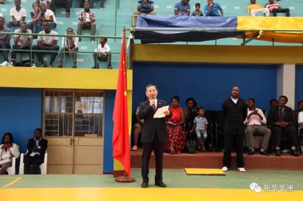 　　谁说武林中人只能是成人?卢旺达就有一批武林宝宝。  　　卢旺达全国功夫锦标赛总决赛10日在卢旺达首都基加利举行，120多名从选拔赛中胜出的选手在总决赛中决出赛事全部项目冠军。参赛选手既有成人也有儿童，年龄最小的仅4岁。  　　    　　卢旺达儿童在卢旺达全国功夫锦标赛总决赛参加武术套路比赛。新华社发(加布里埃尔·杜萨贝摄)  　　    　　卢旺达儿童在卢旺达全国功夫锦标赛总决赛参加武术套路比赛。新华社发(加布里埃尔·杜萨贝摄)  　　本次锦标赛由卢旺达功夫武术联合会和卢旺达大学教育学院孔子学院联合主办的，比赛获得中国驻卢旺达大使馆和卢旺达中资企业商会支持。锦标赛分为省级选拔赛和总决赛两个阶段，从11月12日起，来自卢旺达全国的200多名选手经过近一个月的省级选拔赛比试后，优胜者进入总决赛。  　　    　　卢旺达儿童在卢旺达全国功夫锦标赛总决赛参加武术套路比赛。新华社发(加布里埃尔·杜萨贝摄)  　　选手们在总决赛上竞争多个武术套路项目和不同重量级散打比赛的冠军。参加武术套路比赛的选手在观众和裁判员的注视下轮流展示五步拳、长拳、南拳、棍术、刀术和枪术等武术套路。散打比赛两两分组，参赛选手进行直接对抗。  　　    　　中国驻卢旺达大使饶宏伟在总决赛上致辞。新华社记者 吕天然摄  　　中国驻卢旺达大使饶宏伟在总决赛致辞中说，中国驻卢旺达大使馆每年都和卢旺达中国功夫爱好者一同推动中国功夫在卢旺达发展。文化交流和民间交流是中卢关系不可忽视的一部分，中国功夫是联系两国人民的重要文化桥梁。在中国功夫或其他方面取得成功，需要意志力，并不懈坚持，他希望卢旺达人通过学习中国功夫，不仅掌握防身技巧，改善健康，也能了解中国功夫的核心价值：勤奋、执着、勇气和正直。  　　    　　卢旺达儿童在卢旺达全国功夫锦标赛总决赛参加武术套路比赛。新华社发(加布里埃尔·杜萨贝摄)  　　    　　两名卢旺达选手在总决赛上参加散打比赛。新华社记者 吕天然摄  　　卢旺达国家奥林匹克和体育委员会主席乌维拉吉耶说，卢旺达人都知道中国为卢旺达的基础设施、医疗和教育等多个领域提供支持，其实中国也支持卢旺达体育事业。因为有中国大使馆的支持，卢旺达观众们才能欣赏到这样高水平的中国功夫。  　　文章来自：新华非洲