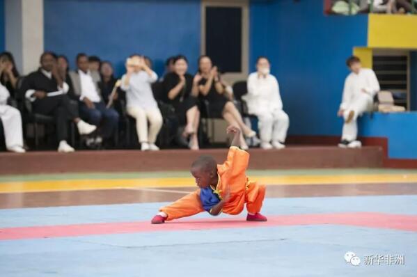 　　谁说武林中人只能是成人?卢旺达就有一批武林宝宝。  　　卢旺达全国功夫锦标赛总决赛10日在卢旺达首都基加利举行，120多名从选拔赛中胜出的选手在总决赛中决出赛事全部项目冠军。参赛选手既有成人也有儿童，年龄最小的仅4岁。  　　    　　卢旺达儿童在卢旺达全国功夫锦标赛总决赛参加武术套路比赛。新华社发(加布里埃尔·杜萨贝摄)  　　    　　卢旺达儿童在卢旺达全国功夫锦标赛总决赛参加武术套路比赛。新华社发(加布里埃尔·杜萨贝摄)  　　本次锦标赛由卢旺达功夫武术联合会和卢旺达大学教育学院孔子学院联合主办的，比赛获得中国驻卢旺达大使馆和卢旺达中资企业商会支持。锦标赛分为省级选拔赛和总决赛两个阶段，从11月12日起，来自卢旺达全国的200多名选手经过近一个月的省级选拔赛比试后，优胜者进入总决赛。  　　    　　卢旺达儿童在卢旺达全国功夫锦标赛总决赛参加武术套路比赛。新华社发(加布里埃尔·杜萨贝摄)  　　选手们在总决赛上竞争多个武术套路项目和不同重量级散打比赛的冠军。参加武术套路比赛的选手在观众和裁判员的注视下轮流展示五步拳、长拳、南拳、棍术、刀术和枪术等武术套路。散打比赛两两分组，参赛选手进行直接对抗。  　　    　　中国驻卢旺达大使饶宏伟在总决赛上致辞。新华社记者 吕天然摄  　　中国驻卢旺达大使饶宏伟在总决赛致辞中说，中国驻卢旺达大使馆每年都和卢旺达中国功夫爱好者一同推动中国功夫在卢旺达发展。文化交流和民间交流是中卢关系不可忽视的一部分，中国功夫是联系两国人民的重要文化桥梁。在中国功夫或其他方面取得成功，需要意志力，并不懈坚持，他希望卢旺达人通过学习中国功夫，不仅掌握防身技巧，改善健康，也能了解中国功夫的核心价值：勤奋、执着、勇气和正直。  　　    　　卢旺达儿童在卢旺达全国功夫锦标赛总决赛参加武术套路比赛。新华社发(加布里埃尔·杜萨贝摄)  　　    　　两名卢旺达选手在总决赛上参加散打比赛。新华社记者 吕天然摄  　　卢旺达国家奥林匹克和体育委员会主席乌维拉吉耶说，卢旺达人都知道中国为卢旺达的基础设施、医疗和教育等多个领域提供支持，其实中国也支持卢旺达体育事业。因为有中国大使馆的支持，卢旺达观众们才能欣赏到这样高水平的中国功夫。  　　文章来自：新华非洲