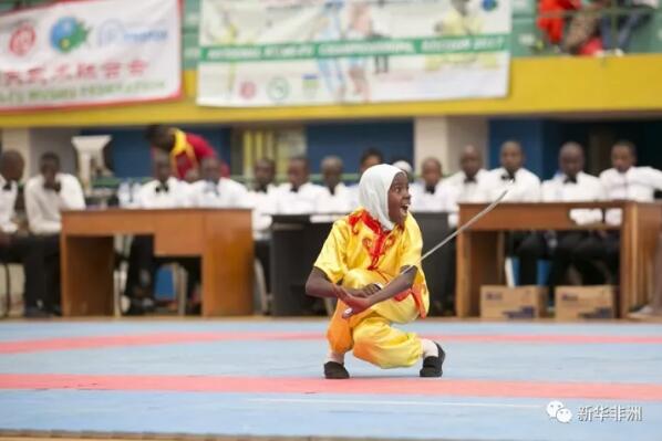 　　谁说武林中人只能是成人?卢旺达就有一批武林宝宝。  　　卢旺达全国功夫锦标赛总决赛10日在卢旺达首都基加利举行，120多名从选拔赛中胜出的选手在总决赛中决出赛事全部项目冠军。参赛选手既有成人也有儿童，年龄最小的仅4岁。  　　    　　卢旺达儿童在卢旺达全国功夫锦标赛总决赛参加武术套路比赛。新华社发(加布里埃尔·杜萨贝摄)  　　    　　卢旺达儿童在卢旺达全国功夫锦标赛总决赛参加武术套路比赛。新华社发(加布里埃尔·杜萨贝摄)  　　本次锦标赛由卢旺达功夫武术联合会和卢旺达大学教育学院孔子学院联合主办的，比赛获得中国驻卢旺达大使馆和卢旺达中资企业商会支持。锦标赛分为省级选拔赛和总决赛两个阶段，从11月12日起，来自卢旺达全国的200多名选手经过近一个月的省级选拔赛比试后，优胜者进入总决赛。  　　    　　卢旺达儿童在卢旺达全国功夫锦标赛总决赛参加武术套路比赛。新华社发(加布里埃尔·杜萨贝摄)  　　选手们在总决赛上竞争多个武术套路项目和不同重量级散打比赛的冠军。参加武术套路比赛的选手在观众和裁判员的注视下轮流展示五步拳、长拳、南拳、棍术、刀术和枪术等武术套路。散打比赛两两分组，参赛选手进行直接对抗。  　　    　　中国驻卢旺达大使饶宏伟在总决赛上致辞。新华社记者 吕天然摄  　　中国驻卢旺达大使饶宏伟在总决赛致辞中说，中国驻卢旺达大使馆每年都和卢旺达中国功夫爱好者一同推动中国功夫在卢旺达发展。文化交流和民间交流是中卢关系不可忽视的一部分，中国功夫是联系两国人民的重要文化桥梁。在中国功夫或其他方面取得成功，需要意志力，并不懈坚持，他希望卢旺达人通过学习中国功夫，不仅掌握防身技巧，改善健康，也能了解中国功夫的核心价值：勤奋、执着、勇气和正直。  　　    　　卢旺达儿童在卢旺达全国功夫锦标赛总决赛参加武术套路比赛。新华社发(加布里埃尔·杜萨贝摄)  　　    　　两名卢旺达选手在总决赛上参加散打比赛。新华社记者 吕天然摄  　　卢旺达国家奥林匹克和体育委员会主席乌维拉吉耶说，卢旺达人都知道中国为卢旺达的基础设施、医疗和教育等多个领域提供支持，其实中国也支持卢旺达体育事业。因为有中国大使馆的支持，卢旺达观众们才能欣赏到这样高水平的中国功夫。  　　文章来自：新华非洲