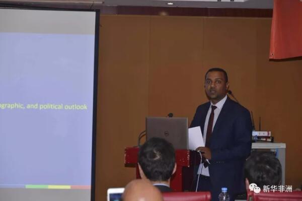 　　埃塞俄比亚投资委员会官员11日介绍，在最近20年间，中国公司在埃塞俄比亚的投资活动不仅促进了该国经济发展，而且还为埃塞俄比亚创造了11万个就业岗位。  　　11日，中国(福建)— 埃塞俄比亚投资贸易推介会在埃塞俄比亚首都亚的斯亚贝巴召开，来自福建省商务厅、埃塞俄比亚投资委员会的官员以及部分中资企业和埃塞俄比亚本土企业负责人出席了活动。  　　    　　埃塞俄比亚投资委员会高级顾问阿梅德沃克在推介会上介绍两国经济关系。  　　埃塞俄比亚投资委员会高级顾问阿梅德沃克在推介会上说，过去二十年，中国公司在埃塞俄比亚的总投资额达到了40亿美金，为埃塞俄比亚创造了11万个长期和临时性工作岗位。  　　与此同时，阿梅德沃克还表示，中国除了是埃塞俄比亚的重要投资来源国外，还是埃塞俄比亚的最大贸易伙伴，2015年，两国的双边贸易额达到63.7亿美元，连续多年保持20%以上的年增长速度。  　　除此之外，阿梅德沃克指出，目前，埃塞俄比亚已经把国家经济发展战略转化为与中国模式有关的具体措施，埃塞俄比亚在全国范围内规划、建设了10多个工业园，就是借鉴中国的经济发展经验，而且很多工业园由中国公司承建。  　　阿梅德沃克希望，来自中国福建的公司将来能够更多地参与埃塞俄比亚经济发展计划中来。  　　    　　福建省商务厅副厅长嘎松美郎在推介会上发言。  　　福建省商务厅副厅长嘎松美郎在出席推介会时说，长期以来，福建省与埃塞俄比亚保持密切的经贸往来，2016年，双方贸易总额5.5亿元人民币，比上年增长65%，福建的优势产品以纺织服装、鞋帽、家具、机电等为主。嘎松美郎希望埃塞俄比亚进一步扩大这些优势产品的进口，帮助福建产品拓宽销路。  　　关于福建企业在埃塞俄比亚的投资活动，据嘎松美郎介绍， 截至目前，福建省经登记备案的在埃塞俄比亚投资的企业共有8家，集中于加工、工程建设等领域。  　　中国武夷作为福建本土企业，2013年在埃塞俄比亚设立分公司，主要从事建筑、道路等工程承包。据中国武夷埃塞俄比亚分公司总经理蔡海龙介绍，分公司已经在埃塞俄比亚累计投资超过1900万美元，在建工程合同额约3亿美元，为当地创造了1000多个就业岗位。  　　文章来自：新华非洲