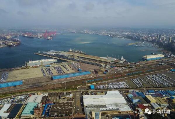 　　科技的进步给越来越多的摄影师装上了“天空之眼”，他们借此定格自然的美丽与人类的文明，给观者呈现“上帝视角”下的世界。2017，我们俯瞰山川湖海、城市内外;2018，我们更加期待。  　　    　　12月6日拍摄的马尔代夫瓦宾法鲁岛和附近的珊瑚礁。新华社记者 宋为伟摄  　　    　　5月3日拍摄的希腊比雷埃夫斯港的渡轮码头。新华社发(帕诺斯·托马达基斯摄)  　　    　　8月18日拍摄的俄罗斯首都莫斯科国际商务中心楼群。位于莫斯科市中心的莫斯科国际商务中心占地60万平方米，目前仍在建设中。 新华社记者白雪骐摄  　　    　　8月18日拍摄的希腊北部城市卡斯托里亚。卡斯托里亚位于雅典西北约350公里的卡斯托里亚湖西岸，该城市历史悠久，拥有众多历史悠久的教堂和建筑。 新华社记者 刘咏秋摄  　　   10月8日拍摄的肯尼亚博戈里亚湖上的火烈鸟群。博戈里亚湖位于肯尼亚东非大裂谷地区中部，距首都内罗毕约300公里，大批火烈鸟在此栖息。 新华社记者 吕帅摄  　　    　　5月6日拍摄的南非德班港一景。德班位于南非东部的夸祖鲁-纳塔尔省，濒临印度洋，是南非最大的港口城市。因其美丽的海景和温暖的气候，德班也是世界著名的旅游城市。 新华社记者 翟健岚摄  　　   3月20日拍摄的美国佛罗里达州棕榈滩的海岸线。 新华社记者 殷博古摄  　　   列车从肯尼亚蒙内铁路沿线的马泽拉斯铁路大桥上驶过(5月12日摄)。蒙内铁路连接肯尼亚首都内罗毕和东非第一大港蒙巴萨，全长约480公里，是一条采用中国标准、中国技术、中国装备建造的现代化铁路。蒙内铁路是肯尼亚半个世纪以来最大的基建工程，已于今年6月开始试运营。 新华社记者 陈诚摄  　　    　　3月22日拍摄的美国佛罗里达州棕榈滩。 新华社记者 王迎摄  　　    　　8月17日拍摄的俄罗斯西部弗拉基米尔州的苏兹达尔克里姆林宫。新华社记者 白雪骐摄  　　    　　1月23日拍摄的南非约翰内斯堡桑顿地区的城市绿化树木。约翰内斯堡位于南非东北部瓦尔河上游高地，人口约400万，是南非最大城市和非洲地区重要的经济中心。约翰内斯堡整座城市被绿地、树林和公园环绕。 新华社记者 翟健岚摄  　　   两名游客在南非德班的沙滩上行走(5月3日摄)。德班位于南非东部的夸祖鲁-纳塔尔省，濒临印度洋，是南非最大的港口城市。因其美丽的海景和温暖的气候，德班也是世界著名的旅游城市。 新华社记者 翟健岚摄  　　文章来自：新华非洲