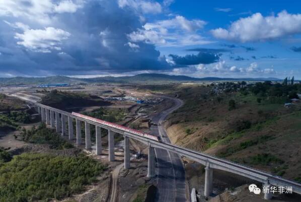 　　科技的进步给越来越多的摄影师装上了“天空之眼”，他们借此定格自然的美丽与人类的文明，给观者呈现“上帝视角”下的世界。2017，我们俯瞰山川湖海、城市内外;2018，我们更加期待。  　　    　　12月6日拍摄的马尔代夫瓦宾法鲁岛和附近的珊瑚礁。新华社记者 宋为伟摄  　　    　　5月3日拍摄的希腊比雷埃夫斯港的渡轮码头。新华社发(帕诺斯·托马达基斯摄)  　　    　　8月18日拍摄的俄罗斯首都莫斯科国际商务中心楼群。位于莫斯科市中心的莫斯科国际商务中心占地60万平方米，目前仍在建设中。 新华社记者白雪骐摄  　　    　　8月18日拍摄的希腊北部城市卡斯托里亚。卡斯托里亚位于雅典西北约350公里的卡斯托里亚湖西岸，该城市历史悠久，拥有众多历史悠久的教堂和建筑。 新华社记者 刘咏秋摄  　　   10月8日拍摄的肯尼亚博戈里亚湖上的火烈鸟群。博戈里亚湖位于肯尼亚东非大裂谷地区中部，距首都内罗毕约300公里，大批火烈鸟在此栖息。 新华社记者 吕帅摄  　　    　　5月6日拍摄的南非德班港一景。德班位于南非东部的夸祖鲁-纳塔尔省，濒临印度洋，是南非最大的港口城市。因其美丽的海景和温暖的气候，德班也是世界著名的旅游城市。 新华社记者 翟健岚摄  　　   3月20日拍摄的美国佛罗里达州棕榈滩的海岸线。 新华社记者 殷博古摄  　　   列车从肯尼亚蒙内铁路沿线的马泽拉斯铁路大桥上驶过(5月12日摄)。蒙内铁路连接肯尼亚首都内罗毕和东非第一大港蒙巴萨，全长约480公里，是一条采用中国标准、中国技术、中国装备建造的现代化铁路。蒙内铁路是肯尼亚半个世纪以来最大的基建工程，已于今年6月开始试运营。 新华社记者 陈诚摄  　　    　　3月22日拍摄的美国佛罗里达州棕榈滩。 新华社记者 王迎摄  　　    　　8月17日拍摄的俄罗斯西部弗拉基米尔州的苏兹达尔克里姆林宫。新华社记者 白雪骐摄  　　    　　1月23日拍摄的南非约翰内斯堡桑顿地区的城市绿化树木。约翰内斯堡位于南非东北部瓦尔河上游高地，人口约400万，是南非最大城市和非洲地区重要的经济中心。约翰内斯堡整座城市被绿地、树林和公园环绕。 新华社记者 翟健岚摄  　　   两名游客在南非德班的沙滩上行走(5月3日摄)。德班位于南非东部的夸祖鲁-纳塔尔省，濒临印度洋，是南非最大的港口城市。因其美丽的海景和温暖的气候，德班也是世界著名的旅游城市。 新华社记者 翟健岚摄  　　文章来自：新华非洲