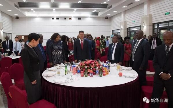 　　当地时间12日晚，首届中赞友好媒体表彰会在中国驻赞比亚大使馆举办。中国驻赞比亚大使杨优明、赞比亚信息与广播部长坎帕姆巴·穆伦加、赞比亚主流媒体代表、在赞华文媒体代表等出席表彰会。  　　    　　中国驻赞比亚大使杨优明致辞。  　　杨优明表示，设立中赞友好媒体奖的目的是为了表扬和感谢那些通过积极客观的报道，促进中赞两国人民相互了解，为推进中赞传统友谊不断发展作出独特贡献的记者和媒体。  　　    　　现场奏两国国歌。  　　2017年是中赞关系取得丰硕成果的一年。两国高层交往频繁，经贸合作驶上快车道，今年1至9月，中赞双边贸易额达27亿美元，中国对赞投资持续增长，一系列重点合作项目取得积极进展。两国人文、教育等领域交流与合作日益密切，中赞友好民意基础更加巩固。杨优明希望中赞两国记者继续发挥各自专长，发表更多内容积极客观、形式活泼多样的报道，为中赞友谊注入更多正能量。  　　    　　赞比亚信息与广播部长坎帕姆巴·穆伦加致辞。  　　    　　杨优明、穆伦加与获奖者合影。  　　穆伦加在致辞中对中赞媒体为促进两国经贸发展和文化交流所扮演的积极角色表示肯定，感谢中国政府对赞比亚传媒业的一贯支持。她鼓励媒体从业者继续努力工作，向世界宣传赞比亚。  　　    　　杨优明、穆伦加为华文媒体代表颁奖。  　　获奖媒体机构和个人纷纷表示，将继续努力工作，积极客观报道两国交流合作，为中赞传统友好关系及新时期的新发展作出贡献。  　　    　　杨优明、穆伦加与获奖者合影。  　　文章来自：新华非洲