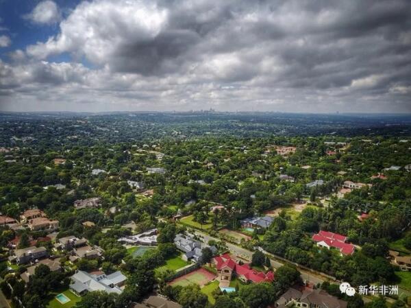 　　科技的进步给越来越多的摄影师装上了“天空之眼”，他们借此定格自然的美丽与人类的文明，给观者呈现“上帝视角”下的世界。2017，我们俯瞰山川湖海、城市内外;2018，我们更加期待。  　　    　　12月6日拍摄的马尔代夫瓦宾法鲁岛和附近的珊瑚礁。新华社记者 宋为伟摄  　　    　　5月3日拍摄的希腊比雷埃夫斯港的渡轮码头。新华社发(帕诺斯·托马达基斯摄)  　　    　　8月18日拍摄的俄罗斯首都莫斯科国际商务中心楼群。位于莫斯科市中心的莫斯科国际商务中心占地60万平方米，目前仍在建设中。 新华社记者白雪骐摄  　　    　　8月18日拍摄的希腊北部城市卡斯托里亚。卡斯托里亚位于雅典西北约350公里的卡斯托里亚湖西岸，该城市历史悠久，拥有众多历史悠久的教堂和建筑。 新华社记者 刘咏秋摄  　　   10月8日拍摄的肯尼亚博戈里亚湖上的火烈鸟群。博戈里亚湖位于肯尼亚东非大裂谷地区中部，距首都内罗毕约300公里，大批火烈鸟在此栖息。 新华社记者 吕帅摄  　　    　　5月6日拍摄的南非德班港一景。德班位于南非东部的夸祖鲁-纳塔尔省，濒临印度洋，是南非最大的港口城市。因其美丽的海景和温暖的气候，德班也是世界著名的旅游城市。 新华社记者 翟健岚摄  　　   3月20日拍摄的美国佛罗里达州棕榈滩的海岸线。 新华社记者 殷博古摄  　　   列车从肯尼亚蒙内铁路沿线的马泽拉斯铁路大桥上驶过(5月12日摄)。蒙内铁路连接肯尼亚首都内罗毕和东非第一大港蒙巴萨，全长约480公里，是一条采用中国标准、中国技术、中国装备建造的现代化铁路。蒙内铁路是肯尼亚半个世纪以来最大的基建工程，已于今年6月开始试运营。 新华社记者 陈诚摄  　　    　　3月22日拍摄的美国佛罗里达州棕榈滩。 新华社记者 王迎摄  　　    　　8月17日拍摄的俄罗斯西部弗拉基米尔州的苏兹达尔克里姆林宫。新华社记者 白雪骐摄  　　    　　1月23日拍摄的南非约翰内斯堡桑顿地区的城市绿化树木。约翰内斯堡位于南非东北部瓦尔河上游高地，人口约400万，是南非最大城市和非洲地区重要的经济中心。约翰内斯堡整座城市被绿地、树林和公园环绕。 新华社记者 翟健岚摄  　　   两名游客在南非德班的沙滩上行走(5月3日摄)。德班位于南非东部的夸祖鲁-纳塔尔省，濒临印度洋，是南非最大的港口城市。因其美丽的海景和温暖的气候，德班也是世界著名的旅游城市。 新华社记者 翟健岚摄  　　文章来自：新华非洲