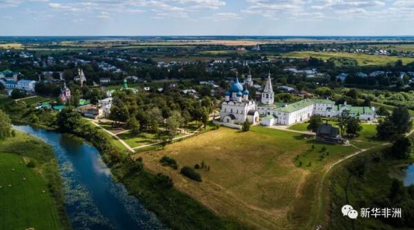 　　科技的进步给越来越多的摄影师装上了“天空之眼”，他们借此定格自然的美丽与人类的文明，给观者呈现“上帝视角”下的世界。2017，我们俯瞰山川湖海、城市内外;2018，我们更加期待。  　　    　　12月6日拍摄的马尔代夫瓦宾法鲁岛和附近的珊瑚礁。新华社记者 宋为伟摄  　　    　　5月3日拍摄的希腊比雷埃夫斯港的渡轮码头。新华社发(帕诺斯·托马达基斯摄)  　　    　　8月18日拍摄的俄罗斯首都莫斯科国际商务中心楼群。位于莫斯科市中心的莫斯科国际商务中心占地60万平方米，目前仍在建设中。 新华社记者白雪骐摄  　　    　　8月18日拍摄的希腊北部城市卡斯托里亚。卡斯托里亚位于雅典西北约350公里的卡斯托里亚湖西岸，该城市历史悠久，拥有众多历史悠久的教堂和建筑。 新华社记者 刘咏秋摄  　　   10月8日拍摄的肯尼亚博戈里亚湖上的火烈鸟群。博戈里亚湖位于肯尼亚东非大裂谷地区中部，距首都内罗毕约300公里，大批火烈鸟在此栖息。 新华社记者 吕帅摄  　　    　　5月6日拍摄的南非德班港一景。德班位于南非东部的夸祖鲁-纳塔尔省，濒临印度洋，是南非最大的港口城市。因其美丽的海景和温暖的气候，德班也是世界著名的旅游城市。 新华社记者 翟健岚摄  　　   3月20日拍摄的美国佛罗里达州棕榈滩的海岸线。 新华社记者 殷博古摄  　　   列车从肯尼亚蒙内铁路沿线的马泽拉斯铁路大桥上驶过(5月12日摄)。蒙内铁路连接肯尼亚首都内罗毕和东非第一大港蒙巴萨，全长约480公里，是一条采用中国标准、中国技术、中国装备建造的现代化铁路。蒙内铁路是肯尼亚半个世纪以来最大的基建工程，已于今年6月开始试运营。 新华社记者 陈诚摄  　　    　　3月22日拍摄的美国佛罗里达州棕榈滩。 新华社记者 王迎摄  　　    　　8月17日拍摄的俄罗斯西部弗拉基米尔州的苏兹达尔克里姆林宫。新华社记者 白雪骐摄  　　    　　1月23日拍摄的南非约翰内斯堡桑顿地区的城市绿化树木。约翰内斯堡位于南非东北部瓦尔河上游高地，人口约400万，是南非最大城市和非洲地区重要的经济中心。约翰内斯堡整座城市被绿地、树林和公园环绕。 新华社记者 翟健岚摄  　　   两名游客在南非德班的沙滩上行走(5月3日摄)。德班位于南非东部的夸祖鲁-纳塔尔省，濒临印度洋，是南非最大的港口城市。因其美丽的海景和温暖的气候，德班也是世界著名的旅游城市。 新华社记者 翟健岚摄  　　文章来自：新华非洲