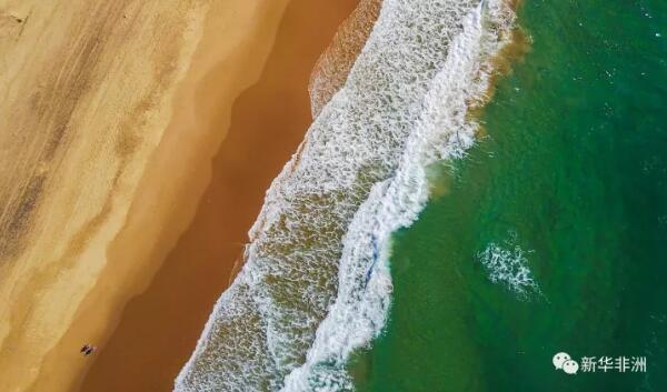 　　科技的进步给越来越多的摄影师装上了“天空之眼”，他们借此定格自然的美丽与人类的文明，给观者呈现“上帝视角”下的世界。2017，我们俯瞰山川湖海、城市内外;2018，我们更加期待。  　　    　　12月6日拍摄的马尔代夫瓦宾法鲁岛和附近的珊瑚礁。新华社记者 宋为伟摄  　　    　　5月3日拍摄的希腊比雷埃夫斯港的渡轮码头。新华社发(帕诺斯·托马达基斯摄)  　　    　　8月18日拍摄的俄罗斯首都莫斯科国际商务中心楼群。位于莫斯科市中心的莫斯科国际商务中心占地60万平方米，目前仍在建设中。 新华社记者白雪骐摄  　　    　　8月18日拍摄的希腊北部城市卡斯托里亚。卡斯托里亚位于雅典西北约350公里的卡斯托里亚湖西岸，该城市历史悠久，拥有众多历史悠久的教堂和建筑。 新华社记者 刘咏秋摄  　　   10月8日拍摄的肯尼亚博戈里亚湖上的火烈鸟群。博戈里亚湖位于肯尼亚东非大裂谷地区中部，距首都内罗毕约300公里，大批火烈鸟在此栖息。 新华社记者 吕帅摄  　　    　　5月6日拍摄的南非德班港一景。德班位于南非东部的夸祖鲁-纳塔尔省，濒临印度洋，是南非最大的港口城市。因其美丽的海景和温暖的气候，德班也是世界著名的旅游城市。 新华社记者 翟健岚摄  　　   3月20日拍摄的美国佛罗里达州棕榈滩的海岸线。 新华社记者 殷博古摄  　　   列车从肯尼亚蒙内铁路沿线的马泽拉斯铁路大桥上驶过(5月12日摄)。蒙内铁路连接肯尼亚首都内罗毕和东非第一大港蒙巴萨，全长约480公里，是一条采用中国标准、中国技术、中国装备建造的现代化铁路。蒙内铁路是肯尼亚半个世纪以来最大的基建工程，已于今年6月开始试运营。 新华社记者 陈诚摄  　　    　　3月22日拍摄的美国佛罗里达州棕榈滩。 新华社记者 王迎摄  　　    　　8月17日拍摄的俄罗斯西部弗拉基米尔州的苏兹达尔克里姆林宫。新华社记者 白雪骐摄  　　    　　1月23日拍摄的南非约翰内斯堡桑顿地区的城市绿化树木。约翰内斯堡位于南非东北部瓦尔河上游高地，人口约400万，是南非最大城市和非洲地区重要的经济中心。约翰内斯堡整座城市被绿地、树林和公园环绕。 新华社记者 翟健岚摄  　　   两名游客在南非德班的沙滩上行走(5月3日摄)。德班位于南非东部的夸祖鲁-纳塔尔省，濒临印度洋，是南非最大的港口城市。因其美丽的海景和温暖的气候，德班也是世界著名的旅游城市。 新华社记者 翟健岚摄  　　文章来自：新华非洲