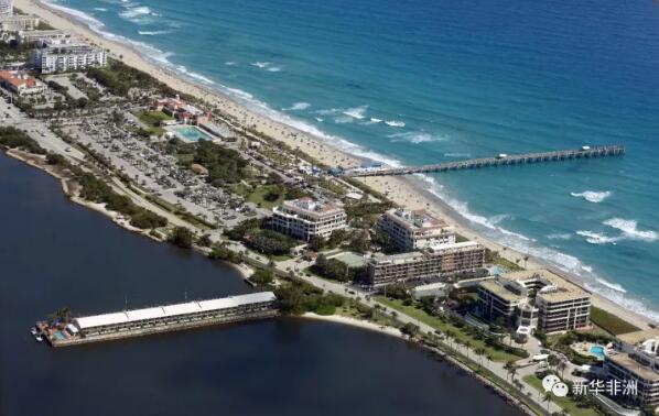 　　科技的进步给越来越多的摄影师装上了“天空之眼”，他们借此定格自然的美丽与人类的文明，给观者呈现“上帝视角”下的世界。2017，我们俯瞰山川湖海、城市内外;2018，我们更加期待。  　　    　　12月6日拍摄的马尔代夫瓦宾法鲁岛和附近的珊瑚礁。新华社记者 宋为伟摄  　　    　　5月3日拍摄的希腊比雷埃夫斯港的渡轮码头。新华社发(帕诺斯·托马达基斯摄)  　　    　　8月18日拍摄的俄罗斯首都莫斯科国际商务中心楼群。位于莫斯科市中心的莫斯科国际商务中心占地60万平方米，目前仍在建设中。 新华社记者白雪骐摄  　　    　　8月18日拍摄的希腊北部城市卡斯托里亚。卡斯托里亚位于雅典西北约350公里的卡斯托里亚湖西岸，该城市历史悠久，拥有众多历史悠久的教堂和建筑。 新华社记者 刘咏秋摄  　　   10月8日拍摄的肯尼亚博戈里亚湖上的火烈鸟群。博戈里亚湖位于肯尼亚东非大裂谷地区中部，距首都内罗毕约300公里，大批火烈鸟在此栖息。 新华社记者 吕帅摄  　　    　　5月6日拍摄的南非德班港一景。德班位于南非东部的夸祖鲁-纳塔尔省，濒临印度洋，是南非最大的港口城市。因其美丽的海景和温暖的气候，德班也是世界著名的旅游城市。 新华社记者 翟健岚摄  　　   3月20日拍摄的美国佛罗里达州棕榈滩的海岸线。 新华社记者 殷博古摄  　　   列车从肯尼亚蒙内铁路沿线的马泽拉斯铁路大桥上驶过(5月12日摄)。蒙内铁路连接肯尼亚首都内罗毕和东非第一大港蒙巴萨，全长约480公里，是一条采用中国标准、中国技术、中国装备建造的现代化铁路。蒙内铁路是肯尼亚半个世纪以来最大的基建工程，已于今年6月开始试运营。 新华社记者 陈诚摄  　　    　　3月22日拍摄的美国佛罗里达州棕榈滩。 新华社记者 王迎摄  　　    　　8月17日拍摄的俄罗斯西部弗拉基米尔州的苏兹达尔克里姆林宫。新华社记者 白雪骐摄  　　    　　1月23日拍摄的南非约翰内斯堡桑顿地区的城市绿化树木。约翰内斯堡位于南非东北部瓦尔河上游高地，人口约400万，是南非最大城市和非洲地区重要的经济中心。约翰内斯堡整座城市被绿地、树林和公园环绕。 新华社记者 翟健岚摄  　　   两名游客在南非德班的沙滩上行走(5月3日摄)。德班位于南非东部的夸祖鲁-纳塔尔省，濒临印度洋，是南非最大的港口城市。因其美丽的海景和温暖的气候，德班也是世界著名的旅游城市。 新华社记者 翟健岚摄  　　文章来自：新华非洲