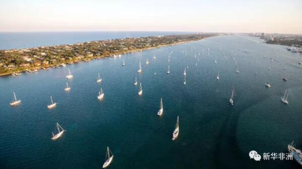 　　科技的进步给越来越多的摄影师装上了“天空之眼”，他们借此定格自然的美丽与人类的文明，给观者呈现“上帝视角”下的世界。2017，我们俯瞰山川湖海、城市内外;2018，我们更加期待。  　　    　　12月6日拍摄的马尔代夫瓦宾法鲁岛和附近的珊瑚礁。新华社记者 宋为伟摄  　　    　　5月3日拍摄的希腊比雷埃夫斯港的渡轮码头。新华社发(帕诺斯·托马达基斯摄)  　　    　　8月18日拍摄的俄罗斯首都莫斯科国际商务中心楼群。位于莫斯科市中心的莫斯科国际商务中心占地60万平方米，目前仍在建设中。 新华社记者白雪骐摄  　　    　　8月18日拍摄的希腊北部城市卡斯托里亚。卡斯托里亚位于雅典西北约350公里的卡斯托里亚湖西岸，该城市历史悠久，拥有众多历史悠久的教堂和建筑。 新华社记者 刘咏秋摄  　　   10月8日拍摄的肯尼亚博戈里亚湖上的火烈鸟群。博戈里亚湖位于肯尼亚东非大裂谷地区中部，距首都内罗毕约300公里，大批火烈鸟在此栖息。 新华社记者 吕帅摄  　　    　　5月6日拍摄的南非德班港一景。德班位于南非东部的夸祖鲁-纳塔尔省，濒临印度洋，是南非最大的港口城市。因其美丽的海景和温暖的气候，德班也是世界著名的旅游城市。 新华社记者 翟健岚摄  　　   3月20日拍摄的美国佛罗里达州棕榈滩的海岸线。 新华社记者 殷博古摄  　　   列车从肯尼亚蒙内铁路沿线的马泽拉斯铁路大桥上驶过(5月12日摄)。蒙内铁路连接肯尼亚首都内罗毕和东非第一大港蒙巴萨，全长约480公里，是一条采用中国标准、中国技术、中国装备建造的现代化铁路。蒙内铁路是肯尼亚半个世纪以来最大的基建工程，已于今年6月开始试运营。 新华社记者 陈诚摄  　　    　　3月22日拍摄的美国佛罗里达州棕榈滩。 新华社记者 王迎摄  　　    　　8月17日拍摄的俄罗斯西部弗拉基米尔州的苏兹达尔克里姆林宫。新华社记者 白雪骐摄  　　    　　1月23日拍摄的南非约翰内斯堡桑顿地区的城市绿化树木。约翰内斯堡位于南非东北部瓦尔河上游高地，人口约400万，是南非最大城市和非洲地区重要的经济中心。约翰内斯堡整座城市被绿地、树林和公园环绕。 新华社记者 翟健岚摄  　　   两名游客在南非德班的沙滩上行走(5月3日摄)。德班位于南非东部的夸祖鲁-纳塔尔省，濒临印度洋，是南非最大的港口城市。因其美丽的海景和温暖的气候，德班也是世界著名的旅游城市。 新华社记者 翟健岚摄  　　文章来自：新华非洲