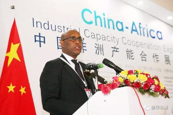 　　还记得几天前，中国驻肯尼亚大使馆经济商务参赞郭策宣布的一件大事吗?  　　首届中国非洲产能合作展览会13日在肯尼亚首都内罗毕开幕。约60家中国企业将展示中国基建、机械设备、信息通信等行业的先进技术和装备，寻求巩固中非合作，实现共同发展。  　　    　　中国非洲产能合作展会场外景。新华社记者 吕帅摄  　　本次展会由中国贸促会联合中非发展基金、肯尼亚投资局、肯尼亚国家工商会共同主办，中非民间商会协办，中国国际展览中心集团公司承办。  　　    　　中国展团团长贺彩龙在开幕式上发言。新华社记者 吕帅摄  　　据中国展团团长、中国国际展览中心集团公司总裁贺彩龙介绍，这是中国贸促会首次在非洲举办产能合作展览会，是落实中非“十大合作计划”和“一带一路”国际合作高峰论坛成果、推进国际产能和装备制造合作的重要行动。  　　    　　中国驻肯尼亚大使馆临时代办、公使衔参赞李旭航在首届中国非洲产能合作展览会开幕式上致辞。新华社发(查尔斯摄)  　　中国驻肯尼亚大使馆临时代办、公使衔参赞李旭航在致辞中说，非洲拥有推进工业化所需要的丰富的自然和人力资源;经过30多年的改革开放，中国拥有帮助非洲实现自主可持续发展的技术、装备、人才和资本。中国愿意与非洲分享工业化升级的经验，强化和加深“一带一路”倡议与非洲各国国家发展战略的对接将巩固中非合作，实现共同发展。  　　    　　肯尼亚工业贸易合作部长阿丹·穆罕默德在首届中国非洲产能合作展览会开幕式上致辞。新华社发(查尔斯摄)  　　肯尼亚工业贸易合作部长阿丹·穆罕默德表示，展会的举办充分体现了中国与非洲，特别是与肯尼亚的合作伙伴关系正在往更深、更高的方向发展。在过去4年里，中国公司在肯尼亚的成功投资起到了很好的引领作用，肯尼亚作为投资目的国的吸引力大为增强。肯尼亚将继续改善投资环境来确保投资者在此处获得最大的回报。  　　    　　嘉宾准备为开幕式剪彩。新华社记者 严明摄  　　肯尼亚国家工商会主席基普罗诺·基托尼也在讲话中对此次展会表示期待。他说，中非产能合作展是中肯两国政府，包括私营部门携手合作，促进贸易和投资互惠互利的平台。这样的平台将帮助商会会员和私营机构带来更多业务，促进私营机构的增长进而创造更多的就业机会。  　　中非发展基金驻肯尼亚首席代表董方说，中国通过加强对非投资，开展产业对接和产能合作，在推进非洲大陆工业化进程的同时，同步拉动中国自身经济增长，实现共赢局面。“此次展会也将会成为促进中非产能合作的又一个有力的推进器。”  　　    　　肯尼亚环境与自然资源部副部长马格丽特· 穆瓦基马(中)在中国深圳一家环境治理企业展位参观。新华社记者 王小鹏摄  　　据悉，本届展会展出面积近2300平方米，是近年来中国政府在非洲举办的最大展出活动之一。包括国家电网、中国交通建设集团、中国电信、中核集团、国家开发银行等多家中国500强企业，以及众多看好非洲市场、有意投资非洲开展产能合作、积极参与“一带一路”建设的中小民营企业参展。  　　此外，由中国投资、建设并运营，被誉为“友谊合作之路”和“繁荣发展之路”的蒙巴萨—内罗毕标轨铁路(蒙内铁路)等一系列示范性项目，也将在展会上集中亮相。  　　    　　中国非洲产能合作论坛开幕式现场。新华社记者 吕帅摄  　　开幕式当天下午，“中国非洲产能合作论坛”在肯雅塔国际会议中心举行。中国驻肯尼亚大使馆经济商务参赞郭策、肯尼亚投资局局长摩西·伊基亚拉、中国通信企业协会会长苗建华以及中国投资协会副会长、国家开发银行原行务委员袁英华等嘉宾发表演讲。  　　    　　中国驻肯尼亚使馆经济商务参赞郭策在开幕式上发言。新华社记者 吕帅摄  　　郭策在讲话中介绍了中肯两国关系和肯尼亚的投资优势，建议走进肯尼亚的中国企业结合肯尼亚当地的产业状况来谋划自身发展，把眼光聚焦在服务业上。  　　“对于一个信用良好、从未在外债上违约的国家，对于一个私营经济特别发达的国家，对于一个经济增长长期比较稳定的国家，我们相信，肯尼亚的经济具有光明的未来，”郭策说。  　　文章来自：新华非洲