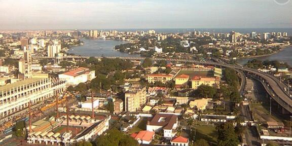 　　据《今日报》12月13日报道，国际货币基金组织总裁拉加德周二在贝宁科托努市发表的题为“利用经济多样化的力量”演讲中指出，尼日利亚和其他非洲国家需要确保经济多元化发展，以避免经济剧烈波动。  　　她表示，促进经济多元化就像编织美丽的传统服装，只不过更加复杂，更有弹性，而且将惠及所有当地家庭和社区。她指出，通过改进政策和完善机构，撒哈拉以南非洲国家的政府在过去数十年取得了长足的发展。许多国家经济获得了长时间的持续增长，而不是一段时期繁荣、一段时期萧条。现在已有数百万人享受更长寿，更健康，更富裕的生活。过去25年来，该地区的预期寿命增加了五分之一;婴儿和孕产妇死亡率减半;小学入学率达到80%。  　　同时，也有几个国家还在努力提高生活水平。预计今年撒哈拉以南的45个国家中有12个国家(约有4亿人口)人均收入负增长。所以从统计数据来看，还有很多工作要做。  　　“我们正处在一个重要转型期的起步阶段，这个转型是由年轻人和不断增长的人口所驱动的。”她补充说，到2030年，全球增加的劳动年龄人口预计将有一半来自撒哈拉以南非洲。拉加德指出，经济多元化还应该由对外开放和贸易一体化以及外国直接投资来驱动，这有助于转移技术、促进技能发展和培育竞争力。同时，减小贫富差距和消除性别歧视也将有助于经济多元化。  　　拉加德指出，目前非洲依然是国际货币基金组织能力发展援助工作的最大接受者。各国通过多元化发展增加财政收入，从而可以负担起对基础设施，教育和培训乃至研发的投入，最终创造一个经济活力不断增强、收入不断增加的良性循环。她说：“经验表明，经济多元化的方式方法很多，没有各国通用的现成的典型做法。成功的多元化来自于广大人民和企业努力。  　　文章来自：驻尼日利亚使馆经商处 罗艺