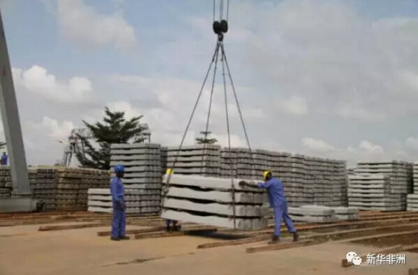 　　据中国海关统计，2017年1-10月份，中国尼日利亚双边贸易额为112亿美元，同比增长28.5%。其中，中国对尼日利亚出口额为99亿美元，同比增长24.7%;自尼进口额为13亿美元，同比增长67.9%。尼继续保持中国在非州的第三大贸易伙伴和第二大出口市场地位。  　　    　　正在工作的尼日利亚建筑工人。  　　15日，中国驻尼日利亚使馆在首都阿布贾召开尼中资企业2017年度会议。中国驻尼日利亚大使周平剑、经济商务参赞赵林祥和近60家在尼中资机构、企业代表参加了会议。  　　    　　尼日利亚中资企业2017年度工作会议。  　　周平剑强调，站在推进新时代中尼战略伙伴关系的新起点上，在尼中资企业要以习近平新时代中国特色社会主义思想为指引，适应新时代、树立新目标、实施新举措，着力做好促进战略对接、主动转型升级、创新合作模式、落实政治责任等方面的工作，为构建中尼命运共同体、迎接新一届中非合作论坛盛会的成功召开增光添彩。  　　    　　尼日利亚阿布贾城市铁路施工现场。  　　赵林祥说：“随着尼政治安全形势逐步稳定、经济回复缓慢增长，2017年中尼经贸合作呈回暖向好的发展趋势。”  　　据中国海关统计，2017年1-10月份，中国尼日利亚双边贸易额为112亿美元。其中，中国对尼日利亚出口额为99亿美元，自尼进口额为13亿美元，改变了过去连续两年双边贸易持续下滑的态势。  　　中尼承包工程逐步恢复。据赵林祥介绍，1-10月份，中国在尼承包工程完成营业额21亿美元，增长20.8%;新签合同额79亿美元，增长50.8%。  　　文章来自：新华非洲