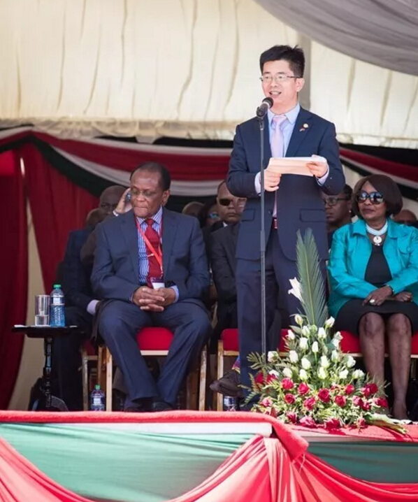 　　16日下午，由中国路桥工程有限责任公司承建的内罗毕内陆集装箱港移交暨运营启动仪式在肯尼亚首都内罗毕举行。  　　    　　这是12月16日拍摄内罗毕内陆集装箱港。  　　肯尼亚总统乌胡鲁•肯雅塔，交通与基础设施部长詹姆斯•马查里亚，中国驻肯尼亚大使馆临时代办、公使衔参赞李旭航以及经济商务参赞郭策出席仪式。  　　    　　12月16日，在肯尼亚首都内罗毕，肯尼亚总统乌胡鲁·肯雅塔在启动仪式上发言。  　　肯雅塔在致辞中感谢中国长期以来对肯尼亚在基础设施建设领域的坚定支持。他说，蒙内铁路(蒙巴萨—内罗毕标轨铁路)的开通承载着肯尼亚和东非国家提高其产品出口的希望，“超现代化”的内罗毕内陆集装箱港投入运营将提高蒙内铁路未来的货运能力，加快贸易流通，降低物流成本，带动铁路沿线经济发展，更为肯尼亚人民创造了就业机会。  　　    　　12月16日，在肯尼亚首都内罗毕，中国驻肯尼亚大使馆临时代办、公使衔参赞李旭航在启动仪式上发言。  　　李旭航表示，中肯两国的友好务实合作正在进入一个“黄金时代”，内罗毕内陆集装箱港的落成将极大提升蒙内铁路和蒙巴萨港的竞争力，并巩固肯尼亚作为东非物流枢纽的地位，为推动“一带一路”倡议进一步走进非洲腹地具有积极意义。  　　    　　12月16日，在肯尼亚首都内罗毕，肯尼亚总统乌胡鲁·肯雅塔(前中)视察内罗毕内陆集装箱港。  　　据悉，内罗毕内陆集装箱港于2016年5月1日开工，属于肯尼亚铁路项目的重要配套工程，位于蒙内铁路内罗毕终点站的西侧，距内罗毕站中心约3.5公里。  　　    　　这是12月16日拍摄内罗毕内陆集装箱港。  　　肯尼亚铁路项目总经理部对外联络部经理赵扬介绍说，内罗毕内陆集装箱港满足铁路运营中内陆口岸功能的要求，拥有完善的铁路到发、装卸设施和集装箱装卸搬运设备，实现集装箱班列整列到发，可以大幅提高铁路集装箱办理站的办理能力，缩减货物的到达时间，吸引铁路合理运输范围内的集装箱货源与箱源，增强铁路运输的市场竞争力。  　　    　　这是12月16日拍摄内罗毕内陆集装箱港。  　　蒙内铁路运营公司副总经理黄雄麟接受记者采访时对蒙内铁路货运的前景充满信心。他说，蒙内铁路速度快、价格低廉、承载量大、安全系数高，货运优势明显。内罗毕内陆集装箱港投入运营后将极大缓解当前蒙巴萨港的拥堵状况，有效加快货物的清关速度。  　　    　　蒙内铁路运营公司副总经理黄雄麟。  　　当天上午，肯雅塔还前往蒙内铁路西北延长线——内马铁路(内罗毕-马拉巴标轨铁路)项目恩贡山隧道口视察项目建设情况。  　　内马铁路项目一期——内罗毕至纳瓦沙段的施工已经全面铺开。其中，以“三隧三桥”为主的节点工程建设正稳步进行，目前三座隧道已全部开展施工，施工完成比例29%;桥梁开工工点10处，施工完成比例8%。此外，大量路基土石方、桥梁和涵洞工点也已开工。  　　    　　这是12月16日拍摄内罗毕内陆集装箱港内的货运火车头。  　　随着工程的不断推进，铁路项目正在为肯尼亚带来大量就业机会。截至2017年11月底，内马铁路项目全线肯方员工共5265人，占比81%，其中技术工人和管理人员占当地雇员总人数的30.6%，内马铁路目前累计为当地创造了约12000余个工作岗位。  　　目前，肯尼亚铁路项目包含蒙内铁路、内马铁路、内罗毕集装箱内陆港等项目，是肯尼亚“2030年愿景”的重要组成部分。项目在建设和运营期间，为肯尼亚创造大量工作岗位，培养相关施工技术和运维人员，带动水泥、钢材、运输等行业的发展，提高肯尼亚的工业化水平，推动肯尼亚经济增长。项目完全建成后将成为东非铁路网的主动脉，极大降低跨境物流运输成本，进一步推动东非次区域互联互通和一体化进程。  　　文章来自：新华非洲