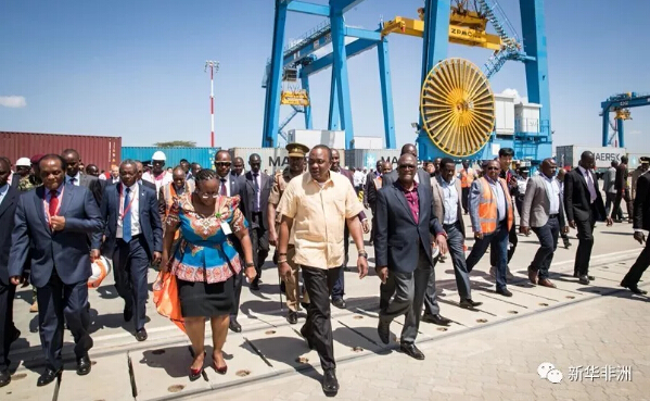 　　16日下午，由中国路桥工程有限责任公司承建的内罗毕内陆集装箱港移交暨运营启动仪式在肯尼亚首都内罗毕举行。  　　    　　这是12月16日拍摄内罗毕内陆集装箱港。  　　肯尼亚总统乌胡鲁•肯雅塔，交通与基础设施部长詹姆斯•马查里亚，中国驻肯尼亚大使馆临时代办、公使衔参赞李旭航以及经济商务参赞郭策出席仪式。  　　    　　12月16日，在肯尼亚首都内罗毕，肯尼亚总统乌胡鲁·肯雅塔在启动仪式上发言。  　　肯雅塔在致辞中感谢中国长期以来对肯尼亚在基础设施建设领域的坚定支持。他说，蒙内铁路(蒙巴萨—内罗毕标轨铁路)的开通承载着肯尼亚和东非国家提高其产品出口的希望，“超现代化”的内罗毕内陆集装箱港投入运营将提高蒙内铁路未来的货运能力，加快贸易流通，降低物流成本，带动铁路沿线经济发展，更为肯尼亚人民创造了就业机会。  　　    　　12月16日，在肯尼亚首都内罗毕，中国驻肯尼亚大使馆临时代办、公使衔参赞李旭航在启动仪式上发言。  　　李旭航表示，中肯两国的友好务实合作正在进入一个“黄金时代”，内罗毕内陆集装箱港的落成将极大提升蒙内铁路和蒙巴萨港的竞争力，并巩固肯尼亚作为东非物流枢纽的地位，为推动“一带一路”倡议进一步走进非洲腹地具有积极意义。  　　    　　12月16日，在肯尼亚首都内罗毕，肯尼亚总统乌胡鲁·肯雅塔(前中)视察内罗毕内陆集装箱港。  　　据悉，内罗毕内陆集装箱港于2016年5月1日开工，属于肯尼亚铁路项目的重要配套工程，位于蒙内铁路内罗毕终点站的西侧，距内罗毕站中心约3.5公里。  　　    　　这是12月16日拍摄内罗毕内陆集装箱港。  　　肯尼亚铁路项目总经理部对外联络部经理赵扬介绍说，内罗毕内陆集装箱港满足铁路运营中内陆口岸功能的要求，拥有完善的铁路到发、装卸设施和集装箱装卸搬运设备，实现集装箱班列整列到发，可以大幅提高铁路集装箱办理站的办理能力，缩减货物的到达时间，吸引铁路合理运输范围内的集装箱货源与箱源，增强铁路运输的市场竞争力。  　　    　　这是12月16日拍摄内罗毕内陆集装箱港。  　　蒙内铁路运营公司副总经理黄雄麟接受记者采访时对蒙内铁路货运的前景充满信心。他说，蒙内铁路速度快、价格低廉、承载量大、安全系数高，货运优势明显。内罗毕内陆集装箱港投入运营后将极大缓解当前蒙巴萨港的拥堵状况，有效加快货物的清关速度。  　　    　　蒙内铁路运营公司副总经理黄雄麟。  　　当天上午，肯雅塔还前往蒙内铁路西北延长线——内马铁路(内罗毕-马拉巴标轨铁路)项目恩贡山隧道口视察项目建设情况。  　　内马铁路项目一期——内罗毕至纳瓦沙段的施工已经全面铺开。其中，以“三隧三桥”为主的节点工程建设正稳步进行，目前三座隧道已全部开展施工，施工完成比例29%;桥梁开工工点10处，施工完成比例8%。此外，大量路基土石方、桥梁和涵洞工点也已开工。  　　    　　这是12月16日拍摄内罗毕内陆集装箱港内的货运火车头。  　　随着工程的不断推进，铁路项目正在为肯尼亚带来大量就业机会。截至2017年11月底，内马铁路项目全线肯方员工共5265人，占比81%，其中技术工人和管理人员占当地雇员总人数的30.6%，内马铁路目前累计为当地创造了约12000余个工作岗位。  　　目前，肯尼亚铁路项目包含蒙内铁路、内马铁路、内罗毕集装箱内陆港等项目，是肯尼亚“2030年愿景”的重要组成部分。项目在建设和运营期间，为肯尼亚创造大量工作岗位，培养相关施工技术和运维人员，带动水泥、钢材、运输等行业的发展，提高肯尼亚的工业化水平，推动肯尼亚经济增长。项目完全建成后将成为东非铁路网的主动脉，极大降低跨境物流运输成本，进一步推动东非次区域互联互通和一体化进程。  　　文章来自：新华非洲