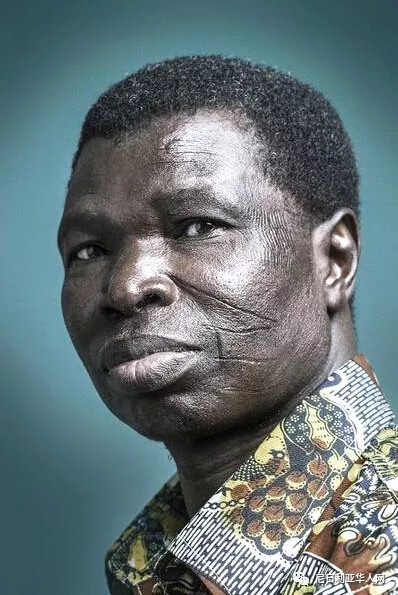 　　    　　科特迪瓦摄影师Joana Choumali拍摄了一组西非传统习俗Scarification，这是一种在皮肤上划上花纹的传统习俗，本是地位的象征，如今这种习俗已经逐渐消失了，现在只有在老一辈的脸上还能看到。  　　    　　图为Guemi先生：我已经把我的身份证刻在了脸上，人们很容易认识我，但是现在,这一切结束了，人们首先喊我刀疤男。  　　    　　图为Lawal先生：在小镇我是无名小卒，但是在村子里,我是一个高尚的，当他们看到我的脸，人们跪拜在我面前，我很自豪。  　　    　　图为K. Benin女士：我划刀疤的时候，我想成为像我的兄弟姐妹一样的人，以及表明我是勇敢的。  　　    　　图为Konabé先生：我们的父母在我脸上划出刀痕为了让我不迷失，当你去某个地方你就不会迷路。  　　    　　图为Boudo先生：不容讨得女孩的欢心，特别是现在年轻女孩的心，我认为它并没有吸引力。  　　    　　图为Pousnouaga先生：我还是为我的脸感到骄傲，我的妻子也为我骄傲。  　　    　　图为Djeneba女士：我曾经喜欢我的伤疤，觉得很漂亮，但现在在这个城市，这绝对是不合适了。  　　    　　图为Salbre先生：我不希望我的孩子们划刀疤，我们是最后一代划刀疤的人。  　　    　　图为Martine女士：我曾经觉得我还不够漂亮，因为刀疤还不够长，但是现在我觉得足够了，再多就真不好看了。  　　文章来自：尼日利亚华人网