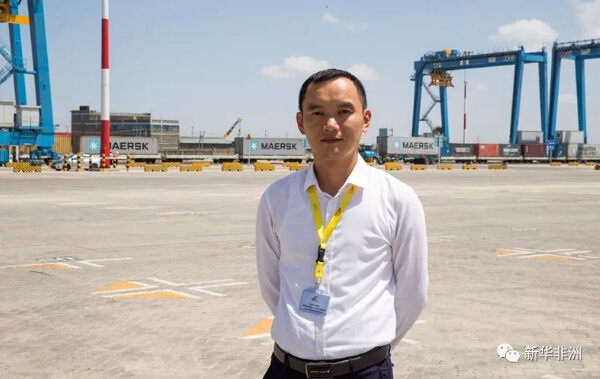 　　16日下午，由中国路桥工程有限责任公司承建的内罗毕内陆集装箱港移交暨运营启动仪式在肯尼亚首都内罗毕举行。  　　    　　这是12月16日拍摄内罗毕内陆集装箱港。  　　肯尼亚总统乌胡鲁•肯雅塔，交通与基础设施部长詹姆斯•马查里亚，中国驻肯尼亚大使馆临时代办、公使衔参赞李旭航以及经济商务参赞郭策出席仪式。  　　    　　12月16日，在肯尼亚首都内罗毕，肯尼亚总统乌胡鲁·肯雅塔在启动仪式上发言。  　　肯雅塔在致辞中感谢中国长期以来对肯尼亚在基础设施建设领域的坚定支持。他说，蒙内铁路(蒙巴萨—内罗毕标轨铁路)的开通承载着肯尼亚和东非国家提高其产品出口的希望，“超现代化”的内罗毕内陆集装箱港投入运营将提高蒙内铁路未来的货运能力，加快贸易流通，降低物流成本，带动铁路沿线经济发展，更为肯尼亚人民创造了就业机会。  　　    　　12月16日，在肯尼亚首都内罗毕，中国驻肯尼亚大使馆临时代办、公使衔参赞李旭航在启动仪式上发言。  　　李旭航表示，中肯两国的友好务实合作正在进入一个“黄金时代”，内罗毕内陆集装箱港的落成将极大提升蒙内铁路和蒙巴萨港的竞争力，并巩固肯尼亚作为东非物流枢纽的地位，为推动“一带一路”倡议进一步走进非洲腹地具有积极意义。  　　    　　12月16日，在肯尼亚首都内罗毕，肯尼亚总统乌胡鲁·肯雅塔(前中)视察内罗毕内陆集装箱港。  　　据悉，内罗毕内陆集装箱港于2016年5月1日开工，属于肯尼亚铁路项目的重要配套工程，位于蒙内铁路内罗毕终点站的西侧，距内罗毕站中心约3.5公里。  　　    　　这是12月16日拍摄内罗毕内陆集装箱港。  　　肯尼亚铁路项目总经理部对外联络部经理赵扬介绍说，内罗毕内陆集装箱港满足铁路运营中内陆口岸功能的要求，拥有完善的铁路到发、装卸设施和集装箱装卸搬运设备，实现集装箱班列整列到发，可以大幅提高铁路集装箱办理站的办理能力，缩减货物的到达时间，吸引铁路合理运输范围内的集装箱货源与箱源，增强铁路运输的市场竞争力。  　　    　　这是12月16日拍摄内罗毕内陆集装箱港。  　　蒙内铁路运营公司副总经理黄雄麟接受记者采访时对蒙内铁路货运的前景充满信心。他说，蒙内铁路速度快、价格低廉、承载量大、安全系数高，货运优势明显。内罗毕内陆集装箱港投入运营后将极大缓解当前蒙巴萨港的拥堵状况，有效加快货物的清关速度。  　　    　　蒙内铁路运营公司副总经理黄雄麟。  　　当天上午，肯雅塔还前往蒙内铁路西北延长线——内马铁路(内罗毕-马拉巴标轨铁路)项目恩贡山隧道口视察项目建设情况。  　　内马铁路项目一期——内罗毕至纳瓦沙段的施工已经全面铺开。其中，以“三隧三桥”为主的节点工程建设正稳步进行，目前三座隧道已全部开展施工，施工完成比例29%;桥梁开工工点10处，施工完成比例8%。此外，大量路基土石方、桥梁和涵洞工点也已开工。  　　    　　这是12月16日拍摄内罗毕内陆集装箱港内的货运火车头。  　　随着工程的不断推进，铁路项目正在为肯尼亚带来大量就业机会。截至2017年11月底，内马铁路项目全线肯方员工共5265人，占比81%，其中技术工人和管理人员占当地雇员总人数的30.6%，内马铁路目前累计为当地创造了约12000余个工作岗位。  　　目前，肯尼亚铁路项目包含蒙内铁路、内马铁路、内罗毕集装箱内陆港等项目，是肯尼亚“2030年愿景”的重要组成部分。项目在建设和运营期间，为肯尼亚创造大量工作岗位，培养相关施工技术和运维人员，带动水泥、钢材、运输等行业的发展，提高肯尼亚的工业化水平，推动肯尼亚经济增长。项目完全建成后将成为东非铁路网的主动脉，极大降低跨境物流运输成本，进一步推动东非次区域互联互通和一体化进程。  　　文章来自：新华非洲