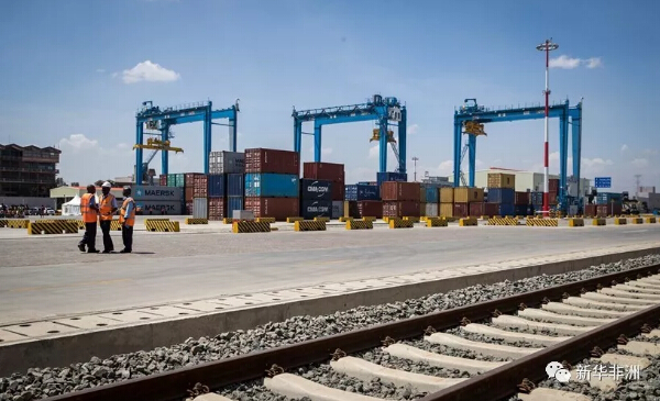 　　16日下午，由中国路桥工程有限责任公司承建的内罗毕内陆集装箱港移交暨运营启动仪式在肯尼亚首都内罗毕举行。  　　    　　这是12月16日拍摄内罗毕内陆集装箱港。  　　肯尼亚总统乌胡鲁•肯雅塔，交通与基础设施部长詹姆斯•马查里亚，中国驻肯尼亚大使馆临时代办、公使衔参赞李旭航以及经济商务参赞郭策出席仪式。  　　    　　12月16日，在肯尼亚首都内罗毕，肯尼亚总统乌胡鲁·肯雅塔在启动仪式上发言。  　　肯雅塔在致辞中感谢中国长期以来对肯尼亚在基础设施建设领域的坚定支持。他说，蒙内铁路(蒙巴萨—内罗毕标轨铁路)的开通承载着肯尼亚和东非国家提高其产品出口的希望，“超现代化”的内罗毕内陆集装箱港投入运营将提高蒙内铁路未来的货运能力，加快贸易流通，降低物流成本，带动铁路沿线经济发展，更为肯尼亚人民创造了就业机会。  　　    　　12月16日，在肯尼亚首都内罗毕，中国驻肯尼亚大使馆临时代办、公使衔参赞李旭航在启动仪式上发言。  　　李旭航表示，中肯两国的友好务实合作正在进入一个“黄金时代”，内罗毕内陆集装箱港的落成将极大提升蒙内铁路和蒙巴萨港的竞争力，并巩固肯尼亚作为东非物流枢纽的地位，为推动“一带一路”倡议进一步走进非洲腹地具有积极意义。  　　    　　12月16日，在肯尼亚首都内罗毕，肯尼亚总统乌胡鲁·肯雅塔(前中)视察内罗毕内陆集装箱港。  　　据悉，内罗毕内陆集装箱港于2016年5月1日开工，属于肯尼亚铁路项目的重要配套工程，位于蒙内铁路内罗毕终点站的西侧，距内罗毕站中心约3.5公里。  　　    　　这是12月16日拍摄内罗毕内陆集装箱港。  　　肯尼亚铁路项目总经理部对外联络部经理赵扬介绍说，内罗毕内陆集装箱港满足铁路运营中内陆口岸功能的要求，拥有完善的铁路到发、装卸设施和集装箱装卸搬运设备，实现集装箱班列整列到发，可以大幅提高铁路集装箱办理站的办理能力，缩减货物的到达时间，吸引铁路合理运输范围内的集装箱货源与箱源，增强铁路运输的市场竞争力。  　　    　　这是12月16日拍摄内罗毕内陆集装箱港。  　　蒙内铁路运营公司副总经理黄雄麟接受记者采访时对蒙内铁路货运的前景充满信心。他说，蒙内铁路速度快、价格低廉、承载量大、安全系数高，货运优势明显。内罗毕内陆集装箱港投入运营后将极大缓解当前蒙巴萨港的拥堵状况，有效加快货物的清关速度。  　　    　　蒙内铁路运营公司副总经理黄雄麟。  　　当天上午，肯雅塔还前往蒙内铁路西北延长线——内马铁路(内罗毕-马拉巴标轨铁路)项目恩贡山隧道口视察项目建设情况。  　　内马铁路项目一期——内罗毕至纳瓦沙段的施工已经全面铺开。其中，以“三隧三桥”为主的节点工程建设正稳步进行，目前三座隧道已全部开展施工，施工完成比例29%;桥梁开工工点10处，施工完成比例8%。此外，大量路基土石方、桥梁和涵洞工点也已开工。  　　    　　这是12月16日拍摄内罗毕内陆集装箱港内的货运火车头。  　　随着工程的不断推进，铁路项目正在为肯尼亚带来大量就业机会。截至2017年11月底，内马铁路项目全线肯方员工共5265人，占比81%，其中技术工人和管理人员占当地雇员总人数的30.6%，内马铁路目前累计为当地创造了约12000余个工作岗位。  　　目前，肯尼亚铁路项目包含蒙内铁路、内马铁路、内罗毕集装箱内陆港等项目，是肯尼亚“2030年愿景”的重要组成部分。项目在建设和运营期间，为肯尼亚创造大量工作岗位，培养相关施工技术和运维人员，带动水泥、钢材、运输等行业的发展，提高肯尼亚的工业化水平，推动肯尼亚经济增长。项目完全建成后将成为东非铁路网的主动脉，极大降低跨境物流运输成本，进一步推动东非次区域互联互通和一体化进程。  　　文章来自：新华非洲