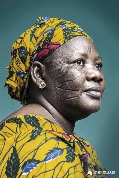 　　    　　科特迪瓦摄影师Joana Choumali拍摄了一组西非传统习俗Scarification，这是一种在皮肤上划上花纹的传统习俗，本是地位的象征，如今这种习俗已经逐渐消失了，现在只有在老一辈的脸上还能看到。  　　    　　图为Guemi先生：我已经把我的身份证刻在了脸上，人们很容易认识我，但是现在,这一切结束了，人们首先喊我刀疤男。  　　    　　图为Lawal先生：在小镇我是无名小卒，但是在村子里,我是一个高尚的，当他们看到我的脸，人们跪拜在我面前，我很自豪。  　　    　　图为K. Benin女士：我划刀疤的时候，我想成为像我的兄弟姐妹一样的人，以及表明我是勇敢的。  　　    　　图为Konabé先生：我们的父母在我脸上划出刀痕为了让我不迷失，当你去某个地方你就不会迷路。  　　    　　图为Boudo先生：不容讨得女孩的欢心，特别是现在年轻女孩的心，我认为它并没有吸引力。  　　    　　图为Pousnouaga先生：我还是为我的脸感到骄傲，我的妻子也为我骄傲。  　　    　　图为Djeneba女士：我曾经喜欢我的伤疤，觉得很漂亮，但现在在这个城市，这绝对是不合适了。  　　    　　图为Salbre先生：我不希望我的孩子们划刀疤，我们是最后一代划刀疤的人。  　　    　　图为Martine女士：我曾经觉得我还不够漂亮，因为刀疤还不够长，但是现在我觉得足够了，再多就真不好看了。  　　文章来自：尼日利亚华人网