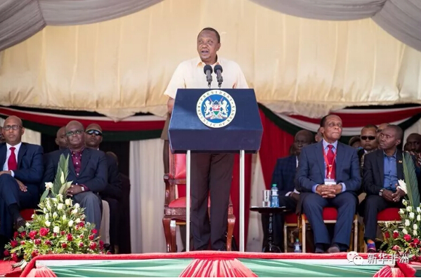 　　16日下午，由中国路桥工程有限责任公司承建的内罗毕内陆集装箱港移交暨运营启动仪式在肯尼亚首都内罗毕举行。  　　    　　这是12月16日拍摄内罗毕内陆集装箱港。  　　肯尼亚总统乌胡鲁•肯雅塔，交通与基础设施部长詹姆斯•马查里亚，中国驻肯尼亚大使馆临时代办、公使衔参赞李旭航以及经济商务参赞郭策出席仪式。  　　    　　12月16日，在肯尼亚首都内罗毕，肯尼亚总统乌胡鲁·肯雅塔在启动仪式上发言。  　　肯雅塔在致辞中感谢中国长期以来对肯尼亚在基础设施建设领域的坚定支持。他说，蒙内铁路(蒙巴萨—内罗毕标轨铁路)的开通承载着肯尼亚和东非国家提高其产品出口的希望，“超现代化”的内罗毕内陆集装箱港投入运营将提高蒙内铁路未来的货运能力，加快贸易流通，降低物流成本，带动铁路沿线经济发展，更为肯尼亚人民创造了就业机会。  　　    　　12月16日，在肯尼亚首都内罗毕，中国驻肯尼亚大使馆临时代办、公使衔参赞李旭航在启动仪式上发言。  　　李旭航表示，中肯两国的友好务实合作正在进入一个“黄金时代”，内罗毕内陆集装箱港的落成将极大提升蒙内铁路和蒙巴萨港的竞争力，并巩固肯尼亚作为东非物流枢纽的地位，为推动“一带一路”倡议进一步走进非洲腹地具有积极意义。  　　    　　12月16日，在肯尼亚首都内罗毕，肯尼亚总统乌胡鲁·肯雅塔(前中)视察内罗毕内陆集装箱港。  　　据悉，内罗毕内陆集装箱港于2016年5月1日开工，属于肯尼亚铁路项目的重要配套工程，位于蒙内铁路内罗毕终点站的西侧，距内罗毕站中心约3.5公里。  　　    　　这是12月16日拍摄内罗毕内陆集装箱港。  　　肯尼亚铁路项目总经理部对外联络部经理赵扬介绍说，内罗毕内陆集装箱港满足铁路运营中内陆口岸功能的要求，拥有完善的铁路到发、装卸设施和集装箱装卸搬运设备，实现集装箱班列整列到发，可以大幅提高铁路集装箱办理站的办理能力，缩减货物的到达时间，吸引铁路合理运输范围内的集装箱货源与箱源，增强铁路运输的市场竞争力。  　　    　　这是12月16日拍摄内罗毕内陆集装箱港。  　　蒙内铁路运营公司副总经理黄雄麟接受记者采访时对蒙内铁路货运的前景充满信心。他说，蒙内铁路速度快、价格低廉、承载量大、安全系数高，货运优势明显。内罗毕内陆集装箱港投入运营后将极大缓解当前蒙巴萨港的拥堵状况，有效加快货物的清关速度。  　　    　　蒙内铁路运营公司副总经理黄雄麟。  　　当天上午，肯雅塔还前往蒙内铁路西北延长线——内马铁路(内罗毕-马拉巴标轨铁路)项目恩贡山隧道口视察项目建设情况。  　　内马铁路项目一期——内罗毕至纳瓦沙段的施工已经全面铺开。其中，以“三隧三桥”为主的节点工程建设正稳步进行，目前三座隧道已全部开展施工，施工完成比例29%;桥梁开工工点10处，施工完成比例8%。此外，大量路基土石方、桥梁和涵洞工点也已开工。  　　    　　这是12月16日拍摄内罗毕内陆集装箱港内的货运火车头。  　　随着工程的不断推进，铁路项目正在为肯尼亚带来大量就业机会。截至2017年11月底，内马铁路项目全线肯方员工共5265人，占比81%，其中技术工人和管理人员占当地雇员总人数的30.6%，内马铁路目前累计为当地创造了约12000余个工作岗位。  　　目前，肯尼亚铁路项目包含蒙内铁路、内马铁路、内罗毕集装箱内陆港等项目，是肯尼亚“2030年愿景”的重要组成部分。项目在建设和运营期间，为肯尼亚创造大量工作岗位，培养相关施工技术和运维人员，带动水泥、钢材、运输等行业的发展，提高肯尼亚的工业化水平，推动肯尼亚经济增长。项目完全建成后将成为东非铁路网的主动脉，极大降低跨境物流运输成本，进一步推动东非次区域互联互通和一体化进程。  　　文章来自：新华非洲