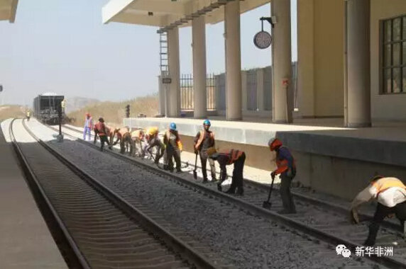 　　据中国海关统计，2017年1-10月份，中国尼日利亚双边贸易额为112亿美元，同比增长28.5%。其中，中国对尼日利亚出口额为99亿美元，同比增长24.7%;自尼进口额为13亿美元，同比增长67.9%。尼继续保持中国在非州的第三大贸易伙伴和第二大出口市场地位。  　　    　　正在工作的尼日利亚建筑工人。  　　15日，中国驻尼日利亚使馆在首都阿布贾召开尼中资企业2017年度会议。中国驻尼日利亚大使周平剑、经济商务参赞赵林祥和近60家在尼中资机构、企业代表参加了会议。  　　    　　尼日利亚中资企业2017年度工作会议。  　　周平剑强调，站在推进新时代中尼战略伙伴关系的新起点上，在尼中资企业要以习近平新时代中国特色社会主义思想为指引，适应新时代、树立新目标、实施新举措，着力做好促进战略对接、主动转型升级、创新合作模式、落实政治责任等方面的工作，为构建中尼命运共同体、迎接新一届中非合作论坛盛会的成功召开增光添彩。  　　    　　尼日利亚阿布贾城市铁路施工现场。  　　赵林祥说：“随着尼政治安全形势逐步稳定、经济回复缓慢增长，2017年中尼经贸合作呈回暖向好的发展趋势。”  　　据中国海关统计，2017年1-10月份，中国尼日利亚双边贸易额为112亿美元。其中，中国对尼日利亚出口额为99亿美元，自尼进口额为13亿美元，改变了过去连续两年双边贸易持续下滑的态势。  　　中尼承包工程逐步恢复。据赵林祥介绍，1-10月份，中国在尼承包工程完成营业额21亿美元，增长20.8%;新签合同额79亿美元，增长50.8%。  　　文章来自：新华非洲