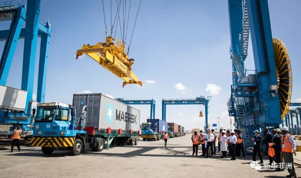 　　16日下午，由中国路桥工程有限责任公司承建的内罗毕内陆集装箱港移交暨运营启动仪式在肯尼亚首都内罗毕举行。  　　    　　这是12月16日拍摄内罗毕内陆集装箱港。  　　肯尼亚总统乌胡鲁•肯雅塔，交通与基础设施部长詹姆斯•马查里亚，中国驻肯尼亚大使馆临时代办、公使衔参赞李旭航以及经济商务参赞郭策出席仪式。  　　    　　12月16日，在肯尼亚首都内罗毕，肯尼亚总统乌胡鲁·肯雅塔在启动仪式上发言。  　　肯雅塔在致辞中感谢中国长期以来对肯尼亚在基础设施建设领域的坚定支持。他说，蒙内铁路(蒙巴萨—内罗毕标轨铁路)的开通承载着肯尼亚和东非国家提高其产品出口的希望，“超现代化”的内罗毕内陆集装箱港投入运营将提高蒙内铁路未来的货运能力，加快贸易流通，降低物流成本，带动铁路沿线经济发展，更为肯尼亚人民创造了就业机会。  　　    　　12月16日，在肯尼亚首都内罗毕，中国驻肯尼亚大使馆临时代办、公使衔参赞李旭航在启动仪式上发言。  　　李旭航表示，中肯两国的友好务实合作正在进入一个“黄金时代”，内罗毕内陆集装箱港的落成将极大提升蒙内铁路和蒙巴萨港的竞争力，并巩固肯尼亚作为东非物流枢纽的地位，为推动“一带一路”倡议进一步走进非洲腹地具有积极意义。  　　    　　12月16日，在肯尼亚首都内罗毕，肯尼亚总统乌胡鲁·肯雅塔(前中)视察内罗毕内陆集装箱港。  　　据悉，内罗毕内陆集装箱港于2016年5月1日开工，属于肯尼亚铁路项目的重要配套工程，位于蒙内铁路内罗毕终点站的西侧，距内罗毕站中心约3.5公里。  　　    　　这是12月16日拍摄内罗毕内陆集装箱港。  　　肯尼亚铁路项目总经理部对外联络部经理赵扬介绍说，内罗毕内陆集装箱港满足铁路运营中内陆口岸功能的要求，拥有完善的铁路到发、装卸设施和集装箱装卸搬运设备，实现集装箱班列整列到发，可以大幅提高铁路集装箱办理站的办理能力，缩减货物的到达时间，吸引铁路合理运输范围内的集装箱货源与箱源，增强铁路运输的市场竞争力。  　　    　　这是12月16日拍摄内罗毕内陆集装箱港。  　　蒙内铁路运营公司副总经理黄雄麟接受记者采访时对蒙内铁路货运的前景充满信心。他说，蒙内铁路速度快、价格低廉、承载量大、安全系数高，货运优势明显。内罗毕内陆集装箱港投入运营后将极大缓解当前蒙巴萨港的拥堵状况，有效加快货物的清关速度。  　　    　　蒙内铁路运营公司副总经理黄雄麟。  　　当天上午，肯雅塔还前往蒙内铁路西北延长线——内马铁路(内罗毕-马拉巴标轨铁路)项目恩贡山隧道口视察项目建设情况。  　　内马铁路项目一期——内罗毕至纳瓦沙段的施工已经全面铺开。其中，以“三隧三桥”为主的节点工程建设正稳步进行，目前三座隧道已全部开展施工，施工完成比例29%;桥梁开工工点10处，施工完成比例8%。此外，大量路基土石方、桥梁和涵洞工点也已开工。  　　    　　这是12月16日拍摄内罗毕内陆集装箱港内的货运火车头。  　　随着工程的不断推进，铁路项目正在为肯尼亚带来大量就业机会。截至2017年11月底，内马铁路项目全线肯方员工共5265人，占比81%，其中技术工人和管理人员占当地雇员总人数的30.6%，内马铁路目前累计为当地创造了约12000余个工作岗位。  　　目前，肯尼亚铁路项目包含蒙内铁路、内马铁路、内罗毕集装箱内陆港等项目，是肯尼亚“2030年愿景”的重要组成部分。项目在建设和运营期间，为肯尼亚创造大量工作岗位，培养相关施工技术和运维人员，带动水泥、钢材、运输等行业的发展，提高肯尼亚的工业化水平，推动肯尼亚经济增长。项目完全建成后将成为东非铁路网的主动脉，极大降低跨境物流运输成本，进一步推动东非次区域互联互通和一体化进程。  　　文章来自：新华非洲