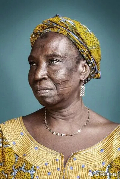 　　    　　科特迪瓦摄影师Joana Choumali拍摄了一组西非传统习俗Scarification，这是一种在皮肤上划上花纹的传统习俗，本是地位的象征，如今这种习俗已经逐渐消失了，现在只有在老一辈的脸上还能看到。  　　    　　图为Guemi先生：我已经把我的身份证刻在了脸上，人们很容易认识我，但是现在,这一切结束了，人们首先喊我刀疤男。  　　    　　图为Lawal先生：在小镇我是无名小卒，但是在村子里,我是一个高尚的，当他们看到我的脸，人们跪拜在我面前，我很自豪。  　　    　　图为K. Benin女士：我划刀疤的时候，我想成为像我的兄弟姐妹一样的人，以及表明我是勇敢的。  　　    　　图为Konabé先生：我们的父母在我脸上划出刀痕为了让我不迷失，当你去某个地方你就不会迷路。  　　    　　图为Boudo先生：不容讨得女孩的欢心，特别是现在年轻女孩的心，我认为它并没有吸引力。  　　    　　图为Pousnouaga先生：我还是为我的脸感到骄傲，我的妻子也为我骄傲。  　　    　　图为Djeneba女士：我曾经喜欢我的伤疤，觉得很漂亮，但现在在这个城市，这绝对是不合适了。  　　    　　图为Salbre先生：我不希望我的孩子们划刀疤，我们是最后一代划刀疤的人。  　　    　　图为Martine女士：我曾经觉得我还不够漂亮，因为刀疤还不够长，但是现在我觉得足够了，再多就真不好看了。  　　文章来自：尼日利亚华人网