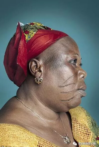 　　    　　科特迪瓦摄影师Joana Choumali拍摄了一组西非传统习俗Scarification，这是一种在皮肤上划上花纹的传统习俗，本是地位的象征，如今这种习俗已经逐渐消失了，现在只有在老一辈的脸上还能看到。  　　    　　图为Guemi先生：我已经把我的身份证刻在了脸上，人们很容易认识我，但是现在,这一切结束了，人们首先喊我刀疤男。  　　    　　图为Lawal先生：在小镇我是无名小卒，但是在村子里,我是一个高尚的，当他们看到我的脸，人们跪拜在我面前，我很自豪。  　　    　　图为K. Benin女士：我划刀疤的时候，我想成为像我的兄弟姐妹一样的人，以及表明我是勇敢的。  　　    　　图为Konabé先生：我们的父母在我脸上划出刀痕为了让我不迷失，当你去某个地方你就不会迷路。  　　    　　图为Boudo先生：不容讨得女孩的欢心，特别是现在年轻女孩的心，我认为它并没有吸引力。  　　    　　图为Pousnouaga先生：我还是为我的脸感到骄傲，我的妻子也为我骄傲。  　　    　　图为Djeneba女士：我曾经喜欢我的伤疤，觉得很漂亮，但现在在这个城市，这绝对是不合适了。  　　    　　图为Salbre先生：我不希望我的孩子们划刀疤，我们是最后一代划刀疤的人。  　　    　　图为Martine女士：我曾经觉得我还不够漂亮，因为刀疤还不够长，但是现在我觉得足够了，再多就真不好看了。  　　文章来自：尼日利亚华人网
