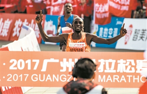 　　迪克森广马夺冠。  　　2017年12月9日的广州马拉松，肯尼亚小伙迪克森·基普桑(Dickson Kipsang)，以2小时10分03秒的成绩，一举夺得男子组全马冠军，获得2万美元的奖金。  　　这不是他第一次在中国马拉松比赛中夺冠，也不是奖金最多的一次。  　　他12岁开始参加专业的田径训练，长年在欧洲和非洲参加竞赛，男子马拉松世界排名103，但直到两年前，迪克森才由马拉松经纪人“引进”中国。  　　跑完广马，迪克森·基普桑没时间逛逛广州，就坐上由经纪人安排的航班飞回肯尼亚，参加新一轮的训练。至少15%的比赛奖金将分给经纪人。如果没有取得名次，则意味着更辛苦的训练和更多的比赛场次。而11人的大家庭，也需要他的奖金来支持。  　　文/广州日报全媒体记者 杨逸男  　　图/广州日报全媒体记者 陈忧子  　　迪克森今年25岁，算得上是马拉松运动员的中坚力量。他有着非洲小伙的典型特征，但习惯常年穿运动装备。每次来中国，他都只待三四天。人们对他不熟悉，但却因为夺冠而知道他的名字。  　　来华比赛因为奖金高  　　和迪克森一起来参加广马的还有四五位肯尼亚朋友，他们囊括了男子组全程马拉松的前三名。他并不认为自己的国家“人人都擅长跑步”，成为专业运动员往往要从小历经长期艰苦的训练。11人的大家庭中，只有他和哥哥是运动员。  　　肯尼亚的学校常常举行体育活动和跑步比赛，12岁时，他被基层教练相中参加田径专业训练。他的长项是800~1500米中长跑。刚训练的时候也会有一些土方法，比如在泥地里光脚跑以训练耐力。而一般2000米的速度训练，只能休息半分钟左右。迪克森达到一定成绩才能免于淘汰，而在大型比赛中获得名次才可能有赞助商和更多科学训练的机会。2010年，他在第13届世界田联800米青年组中夺得第六名，这是目前他取得的最佳成绩。  　　22岁的时候，迪克森被在赛场上选苗子的马拉松经纪人“盯”上了。他开始加入马拉松训练，每天跑三次，每次10千米左右，并报名参加非洲和欧洲的赛事。  　　正在黄金时期的迪克森赶上了这两年中国兴起的马拉松热。现在，他有两名经纪人。来自中国的经纪人开始为他物色合适的马拉松比赛——通常是在中大型城市举行的奖金较高的比赛。他每年两次来中国参加马拉松，迪克森坦言最重要的原因是“这里的奖金比较丰厚”。  　　遗憾未打破广马纪录  　　比赛前一天，迪克森才到广州。而此前，他已经在肯尼亚为此训练了三个多月。  　　冬天是迪克森最不喜欢的训练季节。“太冷、太潮湿，跑起来很累。”在广州马拉松最后的几百米，迪克森铆足力气完成冲刺后，重重地瘫倒在地上。虽然第一个冲过终点，但迪克森有些失望，“觉得自己还不够努力”。广州马拉松的男子组纪录是2小时9分57秒，迪克森仅慢了33秒，就失去了额外的3万美元的奖金。  　　去年8月山东东营的马拉松比赛是他赢得最困难的一次。“很多的专业选手，竞争太激烈了。”伴随着国内马拉松的火热，越来越多的非洲选手被经纪人安排来中国参赛。也正因为如此，迪克森打破了当地纪录，获得4万美元的奖金，这是他获得奖金最高的一次。今年，他在各地参赛总共赚了7万美元。  　　在东营的四天里，他花了大约5000美元买笔记本、手机以及衣物。另外还需为科学训练继续投入，“训练费用很高昂。这是一个连环运作，需要用奖金不断地运转下去。”他在家中排行居中，剩下的钱，他还要支持弟妹读小学和中学。  　　拿到广马的2万美元奖金后，迪克森又投入了新一轮“海淘”。他还没来得及认识广州塔，就在经纪人的安排下匆匆返回肯尼亚训练了，明年打算再来。  　　30岁转业做生意  　　一年到头在各地训练、参赛，迪克森有时也觉得无聊。但这份工作带给他最多的是竞争压力，“竞争比拼很激烈，国内国外都一样，经常要担心结果。”  　　每次比赛获得的奖金，迪克森需要把其中15%直接付给经纪人，如果没有获得名次和奖金，他就可能缺少经费支持，而同时还需要投入更多的训练和比赛，从以后的奖金收入中扣除部分给经纪人。“有时几乎会占到一半。”迪克森无奈地笑了笑。“不过有经纪人来安排还是挺好的。”  　　还没有成家的他希望再跑五年左右。在中国参赛的两年里，迪克森逐渐对商业有了兴趣。“希望跑到30岁，将来转业做生意”。像他这样想法的非洲专业马拉松运动员不在少数，迪克森说，“30岁以上的跑者不多。再跑下去太累了。”  　　文章来自：大洋网