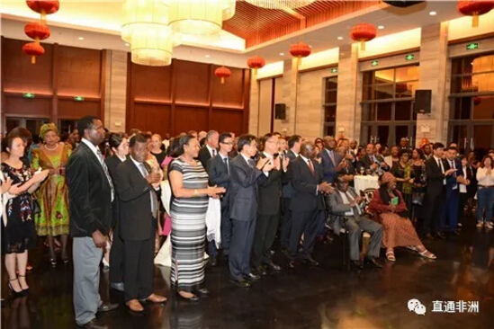 　　近日，由中国驻马拉维使馆和马拉维外交部共同举办的庆祝中国与马拉维建交十周年招待会在马首都利隆圭举行。正在马拉维访问的中国外交部部长助理陈晓东出席。中国驻马拉维大使王世廷，马总统代表、财政部长贡德伟分别致辞。陈晓东部长助理、王世廷大使、贡德伟财长和法比亚诺外长共同切蛋糕，庆祝中马建交十周年这一历史性的时刻。  　　    　　参加招待会的来宾还有：马外交部长法比亚诺、马农业部长姆瓦纳姆维卡、劳工部长卡塞拉、教育部长穆萨卡、信息部长达乌西、土地部长卡奇科、妇女部副部长穆昆布瓦、执政党民主进步党总书记杰弗里、警察总监卡扎马、总检察长姆汉戈、政府与内阁办公室首秘姆哈拉、马拉维大会党主席查克维拉、第一副议长奇兰杰、利隆圭市长毕可可及来自马政府、议会、军队、政党、教育、媒体等各界友好人士，各国驻马使节、国际组织驻马代表以及中资机构、华侨华人代表，援马医疗队员、马拉维大学孔子学院及国家汉办教师等约250人。  　　    　　招待会在由中马友谊小学学生及使馆随居儿童共同演唱的两国国歌声中拉开帷幕，马拉维卡姆祖学院和利隆圭学院的中小学生表演了极具中国风情的秧歌和民族舞蹈，赢得来宾的阵阵掌声。  　　    　　王大使在致辞中表示，中马建交10年来，两国始终坚持真诚友好、平等相待、合作共赢、共同发展，政治互信不断加深，经贸、人文、教育、卫生等领域合作成果丰硕，给两国人民带来了实实在在的好处。不久前，中国共产党第十九次全国代表大会胜利闭幕，中国特色社会主义进入了新时代。今后中国将更加积极推动建设相互尊重、公平正义、合作共赢的新型国际关系，推动构建人类命运共同体。中方愿同马方一道，不断深化两国政治互信和人民友好，加强治国理政经验交流，促进马经济社会不断向前发展，推动中马关系在下一个10年迈上更高水平。  　　贡德伟财长代表穆塔里卡总统热烈祝贺两国建交十周年，欢迎陈晓东部长助理在这个具有重要意义的时刻访问马拉维。他表示，正是得益于中国在基础设施、农业、卫生、教育等领域为马提供的帮助，马国家面貌在短短10年间极大改变。他还表示，马中合作前景光明，马方愿以落实中方提出的真实亲诚对非政策理念和中非“十大合作计划”为契机，不断深化双方各领域务实合作，实现互利共赢，更好造福两国人民。  　　    　　陈晓东部长助理在招待会现场与来宾热烈互动，并向其介绍了中国共产党第十九次全国代表大会召开情况。来宾们纷纷祝贺中共十九大胜利召开和中马建交十周年，盛赞中国取得的举世瞩目成就，期待中国为世界发展作出更大贡献。  　　    　　招待会始终洋溢着友好、热烈、喜庆气氛。招待会期间，王大使还接受了马国家广播公司、《国民报》、《每日时报》等媒体的联合采访，就中国发展、中马关系等回答了提问。  　　文章来自：直通非洲