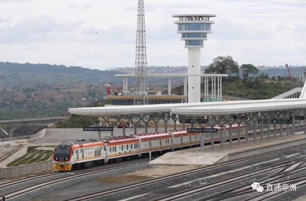 　　(列车从肯尼亚蒙内铁路蒙巴萨西站驶出。图片源自网络)  　　2017年，媒体聚焦相对较少的非洲大陆实现了稳步发展：各种基建项目“铺天盖地”，城市面貌持续改善，移动通信产业蓬勃发展，大批非洲青年跃跃欲试……  　　这个最“年轻”的大陆正朝着非盟《2063年议程》确定的发展目标，推进一体化建设和经济结构调整，追逐发展之梦。  　　经济发展重获动力  　　国际货币基金组织(IMF)近期预测，2017年撒哈拉以南非洲经济增速有望回升至2.6%，实现温和复苏。2016年，这一地区仅增长1.4%，成为20多年来这一地区最低年增速。  　　非洲经济进入新的上升通道，部分得益于大规模基础设施建设带来的经济拉动效应。以肯尼亚为例，由中国企业修建的连接首都内罗毕和蒙巴萨港的蒙内铁路今年年中通车运营。这一项目带来的经济社会效益在当地备受好评。  　　在埃塞俄比亚，政府11月宣布了一项由世界银行资金支持的3.8亿美元电力项目，计划在未来7年，大力发展清洁能源，让更多农村地区用上电。  　　联合国非洲经济委员会官员约翰内斯·海卢认为，完善的基础设施将为非洲国家创造额外2%的GDP增速。  　　多项改革有待推进  　　根据《2063年议程》确定的未来发展长远规划，非洲将实现地区一体化，实现和平繁荣，成为国际舞台上一支强有力的力量。为此，需要在多个层面推行改革。  　　在经济层面，要推动多元化发展。IMF认为，非洲国家急需推进经济结构改革，改善基础设施和融资环境，寻找增长动力，推动出口多元化。  　　在社会层面，非洲12亿人口中，60%人口的年龄在24岁以下，这意味着非洲大陆拥有人口增长优势和巨大市场潜力。越来越多的非洲国家以及非盟需要采取多种措施，让更多青年拥有教育和就业机会。  　　中非合作注入动能  　　在世界全球化的当代，非洲想实现崛起之梦，离不开与其他国家的交流与互动。2017年，中非友好互利合作的步伐稳步迈进。中国不仅是非洲谋求自主可持续发展的重要推动者和贡献者，也是国际对非合作的引领者。  　　非洲是“一带一路”建设的重要方向和合作伙伴。非盟基础设施与能源事务委员阿布-扎伊德·阿马尼说，中国在非洲基础设施建设领域投资巨大，非洲希望未来能在这一领域与中国加强合作。  　　国际咨询机构麦肯锡公司今年6月发布的一份报告显示，过去10年，中非关系发展迅猛，双边贸易年增长20%，直接投资年增长约40%。  　　中国社科院西亚非洲研究所首席研究员贺文萍认为，中非经贸合作近年来开始往投资领域转型。由中国大力推动的“基础设施建设+工业园区产业发展”的“双轮驱动”模式，正在拉升非洲的经济发展。  　　文章来自：新华网