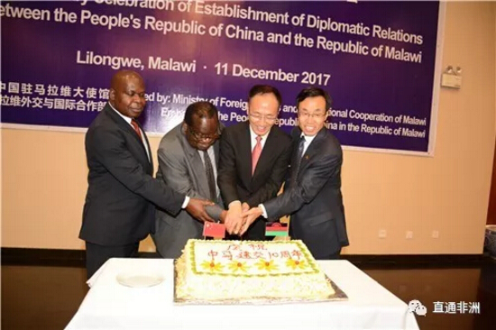 　　近日，由中国驻马拉维使馆和马拉维外交部共同举办的庆祝中国与马拉维建交十周年招待会在马首都利隆圭举行。正在马拉维访问的中国外交部部长助理陈晓东出席。中国驻马拉维大使王世廷，马总统代表、财政部长贡德伟分别致辞。陈晓东部长助理、王世廷大使、贡德伟财长和法比亚诺外长共同切蛋糕，庆祝中马建交十周年这一历史性的时刻。  　　    　　参加招待会的来宾还有：马外交部长法比亚诺、马农业部长姆瓦纳姆维卡、劳工部长卡塞拉、教育部长穆萨卡、信息部长达乌西、土地部长卡奇科、妇女部副部长穆昆布瓦、执政党民主进步党总书记杰弗里、警察总监卡扎马、总检察长姆汉戈、政府与内阁办公室首秘姆哈拉、马拉维大会党主席查克维拉、第一副议长奇兰杰、利隆圭市长毕可可及来自马政府、议会、军队、政党、教育、媒体等各界友好人士，各国驻马使节、国际组织驻马代表以及中资机构、华侨华人代表，援马医疗队员、马拉维大学孔子学院及国家汉办教师等约250人。  　　    　　招待会在由中马友谊小学学生及使馆随居儿童共同演唱的两国国歌声中拉开帷幕，马拉维卡姆祖学院和利隆圭学院的中小学生表演了极具中国风情的秧歌和民族舞蹈，赢得来宾的阵阵掌声。  　　    　　王大使在致辞中表示，中马建交10年来，两国始终坚持真诚友好、平等相待、合作共赢、共同发展，政治互信不断加深，经贸、人文、教育、卫生等领域合作成果丰硕，给两国人民带来了实实在在的好处。不久前，中国共产党第十九次全国代表大会胜利闭幕，中国特色社会主义进入了新时代。今后中国将更加积极推动建设相互尊重、公平正义、合作共赢的新型国际关系，推动构建人类命运共同体。中方愿同马方一道，不断深化两国政治互信和人民友好，加强治国理政经验交流，促进马经济社会不断向前发展，推动中马关系在下一个10年迈上更高水平。  　　贡德伟财长代表穆塔里卡总统热烈祝贺两国建交十周年，欢迎陈晓东部长助理在这个具有重要意义的时刻访问马拉维。他表示，正是得益于中国在基础设施、农业、卫生、教育等领域为马提供的帮助，马国家面貌在短短10年间极大改变。他还表示，马中合作前景光明，马方愿以落实中方提出的真实亲诚对非政策理念和中非“十大合作计划”为契机，不断深化双方各领域务实合作，实现互利共赢，更好造福两国人民。  　　    　　陈晓东部长助理在招待会现场与来宾热烈互动，并向其介绍了中国共产党第十九次全国代表大会召开情况。来宾们纷纷祝贺中共十九大胜利召开和中马建交十周年，盛赞中国取得的举世瞩目成就，期待中国为世界发展作出更大贡献。  　　    　　招待会始终洋溢着友好、热烈、喜庆气氛。招待会期间，王大使还接受了马国家广播公司、《国民报》、《每日时报》等媒体的联合采访，就中国发展、中马关系等回答了提问。  　　文章来自：直通非洲