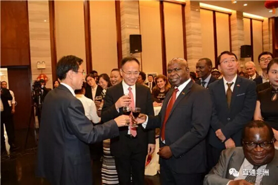 　　近日，由中国驻马拉维使馆和马拉维外交部共同举办的庆祝中国与马拉维建交十周年招待会在马首都利隆圭举行。正在马拉维访问的中国外交部部长助理陈晓东出席。中国驻马拉维大使王世廷，马总统代表、财政部长贡德伟分别致辞。陈晓东部长助理、王世廷大使、贡德伟财长和法比亚诺外长共同切蛋糕，庆祝中马建交十周年这一历史性的时刻。  　　    　　参加招待会的来宾还有：马外交部长法比亚诺、马农业部长姆瓦纳姆维卡、劳工部长卡塞拉、教育部长穆萨卡、信息部长达乌西、土地部长卡奇科、妇女部副部长穆昆布瓦、执政党民主进步党总书记杰弗里、警察总监卡扎马、总检察长姆汉戈、政府与内阁办公室首秘姆哈拉、马拉维大会党主席查克维拉、第一副议长奇兰杰、利隆圭市长毕可可及来自马政府、议会、军队、政党、教育、媒体等各界友好人士，各国驻马使节、国际组织驻马代表以及中资机构、华侨华人代表，援马医疗队员、马拉维大学孔子学院及国家汉办教师等约250人。  　　    　　招待会在由中马友谊小学学生及使馆随居儿童共同演唱的两国国歌声中拉开帷幕，马拉维卡姆祖学院和利隆圭学院的中小学生表演了极具中国风情的秧歌和民族舞蹈，赢得来宾的阵阵掌声。  　　    　　王大使在致辞中表示，中马建交10年来，两国始终坚持真诚友好、平等相待、合作共赢、共同发展，政治互信不断加深，经贸、人文、教育、卫生等领域合作成果丰硕，给两国人民带来了实实在在的好处。不久前，中国共产党第十九次全国代表大会胜利闭幕，中国特色社会主义进入了新时代。今后中国将更加积极推动建设相互尊重、公平正义、合作共赢的新型国际关系，推动构建人类命运共同体。中方愿同马方一道，不断深化两国政治互信和人民友好，加强治国理政经验交流，促进马经济社会不断向前发展，推动中马关系在下一个10年迈上更高水平。  　　贡德伟财长代表穆塔里卡总统热烈祝贺两国建交十周年，欢迎陈晓东部长助理在这个具有重要意义的时刻访问马拉维。他表示，正是得益于中国在基础设施、农业、卫生、教育等领域为马提供的帮助，马国家面貌在短短10年间极大改变。他还表示，马中合作前景光明，马方愿以落实中方提出的真实亲诚对非政策理念和中非“十大合作计划”为契机，不断深化双方各领域务实合作，实现互利共赢，更好造福两国人民。  　　    　　陈晓东部长助理在招待会现场与来宾热烈互动，并向其介绍了中国共产党第十九次全国代表大会召开情况。来宾们纷纷祝贺中共十九大胜利召开和中马建交十周年，盛赞中国取得的举世瞩目成就，期待中国为世界发展作出更大贡献。  　　    　　招待会始终洋溢着友好、热烈、喜庆气氛。招待会期间，王大使还接受了马国家广播公司、《国民报》、《每日时报》等媒体的联合采访，就中国发展、中马关系等回答了提问。  　　文章来自：直通非洲