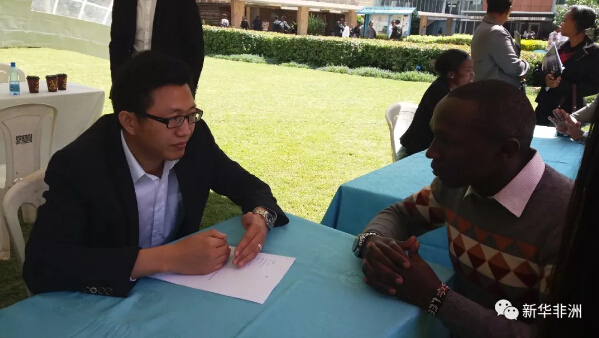 　　由内罗毕大学孔子学院主办，肯中经贸协会和肯尼亚中华总商会协办的中肯企业与肯尼亚高校大学生大型职业见面会20日在内罗毕大学举行。内罗毕大学孔子学院中方院长郭红介绍说，本次招聘会吸引了约50家中资企业和机构参与，提供的工作机会超过1000个。  　　郭红说，这是内罗毕大学孔子学院第二次举办校园招聘会，今年参与招聘的企业总数和工作机会均是去年的两倍多。与去年的招聘主要针对内罗毕大学毕业生不同，今年的招聘会已面向肯尼亚所有高校的应届毕业生或往届毕业生。  　　    　　肯尼大学生在进行招聘登记。新华社记者 王小鹏摄  　　据了解，12月是肯尼亚各大高校的毕业季。举办这一招聘会旨在满足广大华侨华人、中肯企业对各方面、各技术人才的需求。同时，给肯尼亚各高校大学生提供更多的就业机会，解决青年人才的就业问题，加强肯中两国交流与合作。主办方提供的数据显示，参与招聘的公司和机构共收到2200多份肯尼亚学生的简历。  　　内罗毕大学校长穆比希来到招聘会现场，对到场的公司和机构表示欢迎。他在讲话中说，年轻人是肯尼亚的未来，招聘会为肯尼亚的年轻人提供了与企业面对面交流的机会，希望这样的招聘会能够继续办下去。  　　    　　中国驻肯尼亚大使馆临时代办李旭航(右三)及参赞王学政(右二)在肯尼亚佩恩地产有限公司展位参观。(张力强供图)  　　中国驻肯尼亚大使馆临时代办、公使衔参赞李旭航在招聘会上致辞说，当前中肯关系正处在历史上最好的时期，中肯友好合作前景广阔。新形势下中国提出“构建人类命运共同体”理念和“一带一路”倡议，为中肯合作提供了广阔的前景。可以预计，中肯合作将迎来一个黄金时代。希望在肯中国企业同肯尼亚共同成长。  　　    　　中国路桥蒙内铁路运营公司工作人员在面试大学生。新华社记者 王小鹏摄  　　据了解，近年来，中资企业在肯经商的同时，积极履行社会责任，惠及当地社会。据肯中经贸协会提供的数据，截至2016年12月，该协会70余家会员企业为当地提供了超过4.2万个工作机会。  　　文章来自：新华非洲