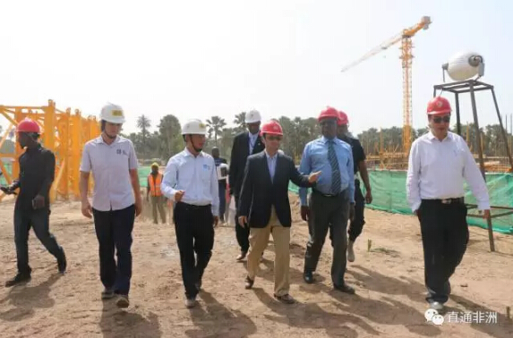 　　(张吉明大使和冈比亚工程部长共同考察援冈国际会议中心项目现场，图片源自网络)