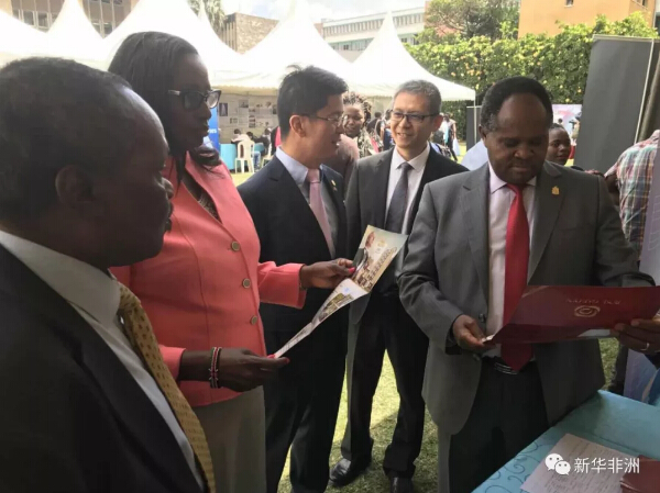 　　由内罗毕大学孔子学院主办，肯中经贸协会和肯尼亚中华总商会协办的中肯企业与肯尼亚高校大学生大型职业见面会20日在内罗毕大学举行。内罗毕大学孔子学院中方院长郭红介绍说，本次招聘会吸引了约50家中资企业和机构参与，提供的工作机会超过1000个。  　　郭红说，这是内罗毕大学孔子学院第二次举办校园招聘会，今年参与招聘的企业总数和工作机会均是去年的两倍多。与去年的招聘主要针对内罗毕大学毕业生不同，今年的招聘会已面向肯尼亚所有高校的应届毕业生或往届毕业生。  　　    　　肯尼大学生在进行招聘登记。新华社记者 王小鹏摄  　　据了解，12月是肯尼亚各大高校的毕业季。举办这一招聘会旨在满足广大华侨华人、中肯企业对各方面、各技术人才的需求。同时，给肯尼亚各高校大学生提供更多的就业机会，解决青年人才的就业问题，加强肯中两国交流与合作。主办方提供的数据显示，参与招聘的公司和机构共收到2200多份肯尼亚学生的简历。  　　内罗毕大学校长穆比希来到招聘会现场，对到场的公司和机构表示欢迎。他在讲话中说，年轻人是肯尼亚的未来，招聘会为肯尼亚的年轻人提供了与企业面对面交流的机会，希望这样的招聘会能够继续办下去。  　　    　　中国驻肯尼亚大使馆临时代办李旭航(右三)及参赞王学政(右二)在肯尼亚佩恩地产有限公司展位参观。(张力强供图)  　　中国驻肯尼亚大使馆临时代办、公使衔参赞李旭航在招聘会上致辞说，当前中肯关系正处在历史上最好的时期，中肯友好合作前景广阔。新形势下中国提出“构建人类命运共同体”理念和“一带一路”倡议，为中肯合作提供了广阔的前景。可以预计，中肯合作将迎来一个黄金时代。希望在肯中国企业同肯尼亚共同成长。  　　    　　中国路桥蒙内铁路运营公司工作人员在面试大学生。新华社记者 王小鹏摄  　　据了解，近年来，中资企业在肯经商的同时，积极履行社会责任，惠及当地社会。据肯中经贸协会提供的数据，截至2016年12月，该协会70余家会员企业为当地提供了超过4.2万个工作机会。  　　文章来自：新华非洲